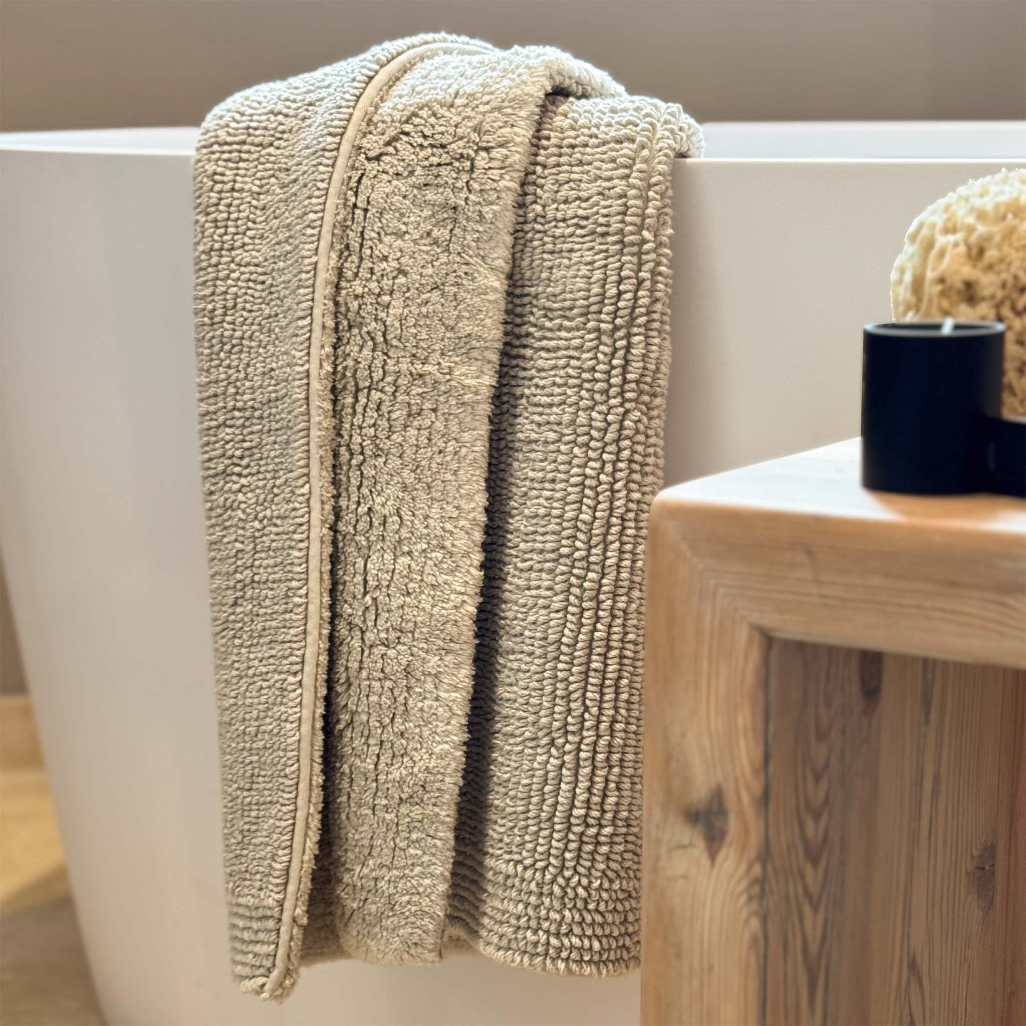 Stonefarbener Badvorleger auf Wannenrand-Rhomtuft Serie Pur-angenehm weich-beidseitig verwendbar-langlebige Qualität