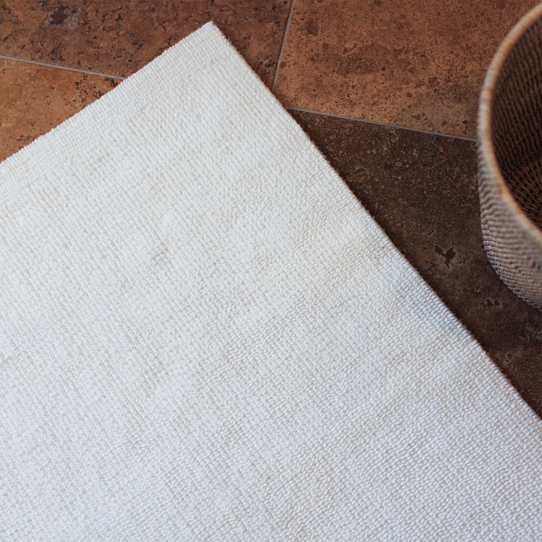 Flauschiger Badteppich-angenehm an den Füßen-Handwerksqualität von Rhomtuft Serie Pur–Farbton Weiß-getuftet aus reiner Baumwolle-für tägliche Entspannung im Bad