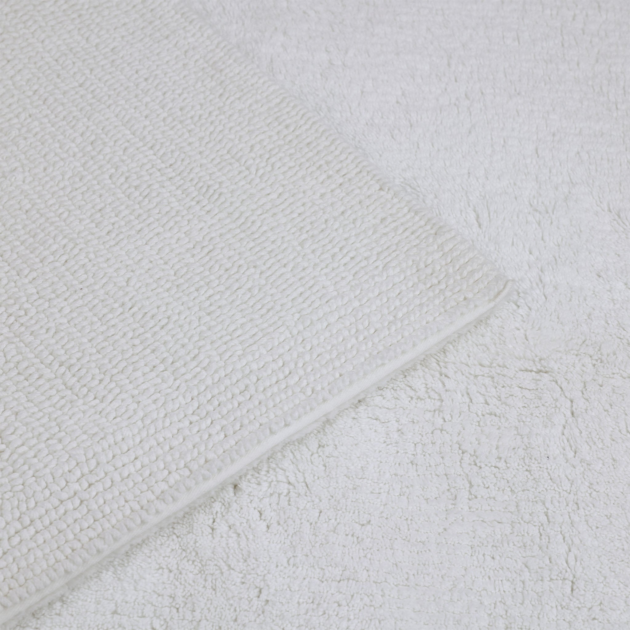 Badteppich Pur von Rhomtuft-beidseitig nutzbar-Farbton Weiß–getuftete Badematte aus reiner Baumwolle-tägliches Wellnessgefühl im Bad