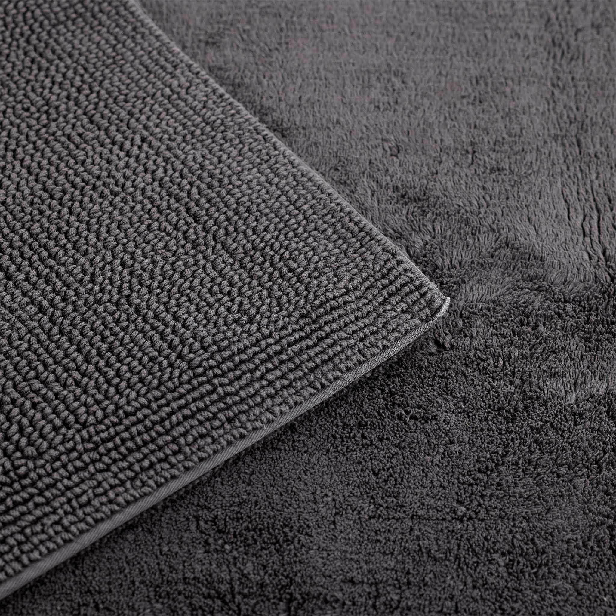 Zinngrauer Badteppich zusammengelegt–hochwertige Baumwolle von Rhomtuft–Serie Pur–beidseitig nutzbar–angenehm weich–klassisches Design fürs Badezimmer