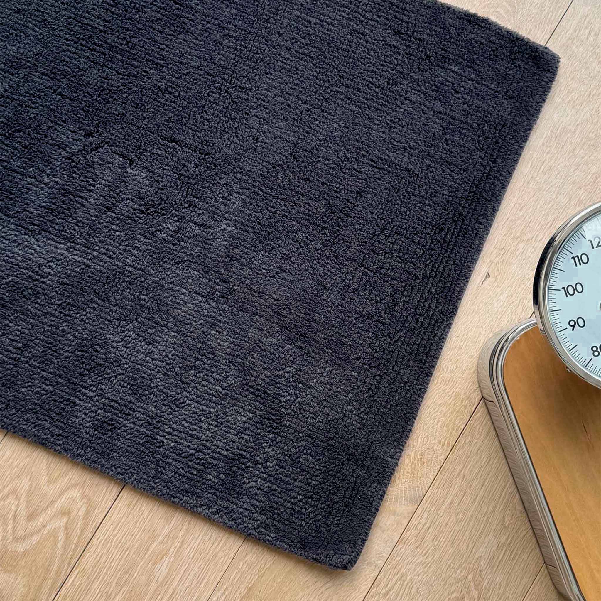 Detailaufnahme Badvorleger Pur-Farbe Zinn-Struktur & Textur aus reiner Baumwolle–zweiseitig nutzbar–edle Verarbeitung von Rhomtuft–Wellness-Feeling im Alltag