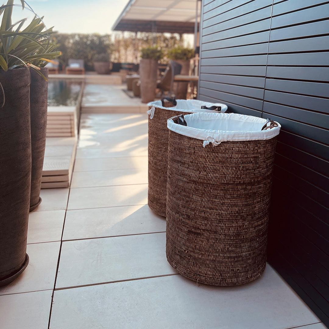 Dunkler XXL-Wäschebehälter aus Rattan auf Rollen, praktisch und stilvoll für Wäscheaufbewahrung, Decor Walther Basket, dasfeinebad