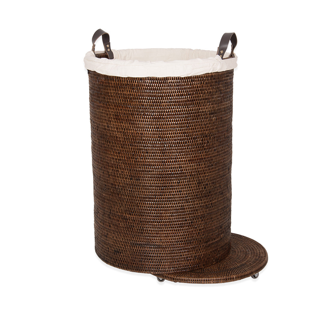 Rollbarer Wäschekorb aus dunklem handgeflochtenem Rattan mit Ledergriffen und waschbarem Wäschesack, Decor Walther Basket Kollektion, dasfeinebad