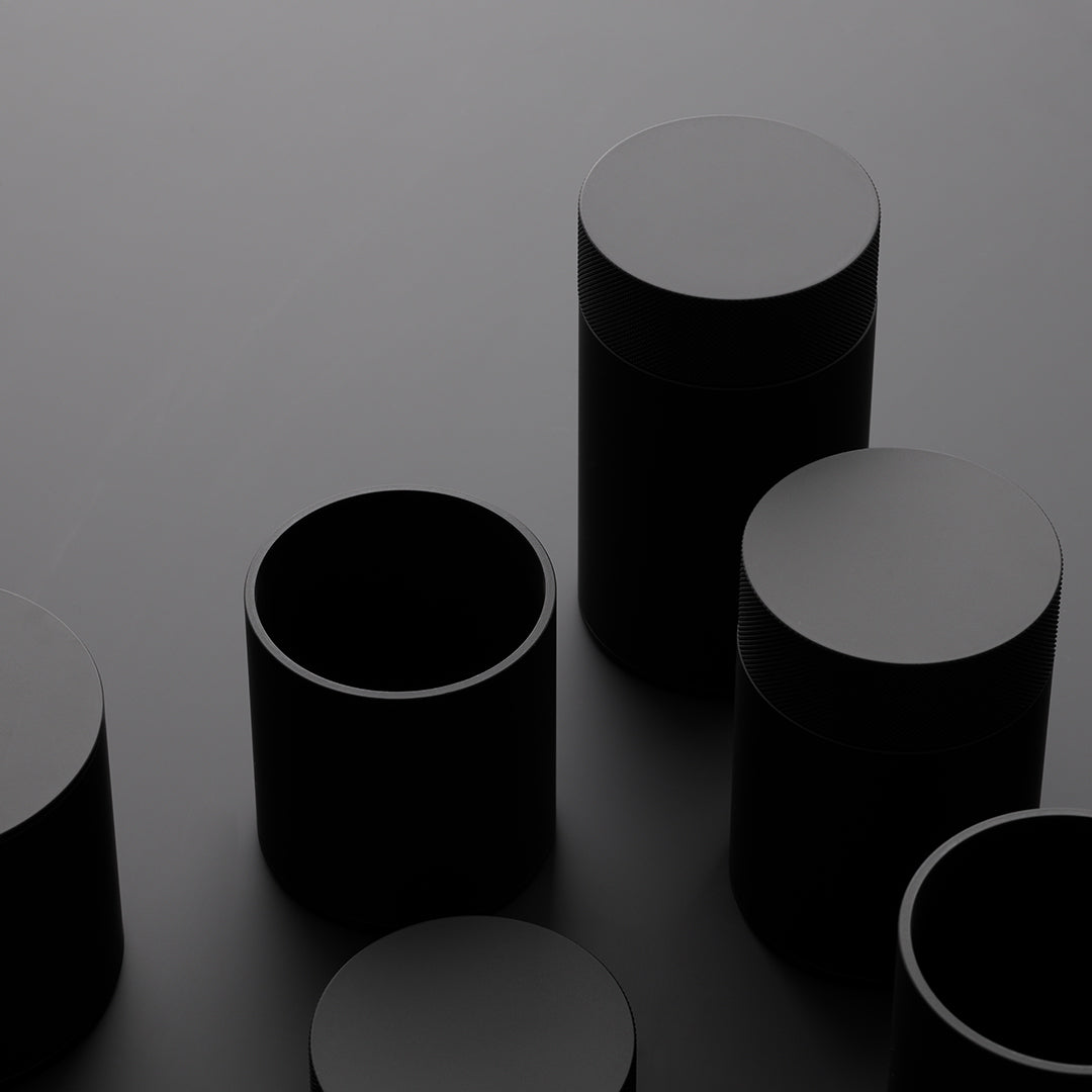 Schminkpinselbecher und Tampon-Behälter in Schwarz Matt, stilvolle Bad-Accessoires von Decor Walther, optimieren die Organisation und das Erscheinungsbild des Badezimmers.