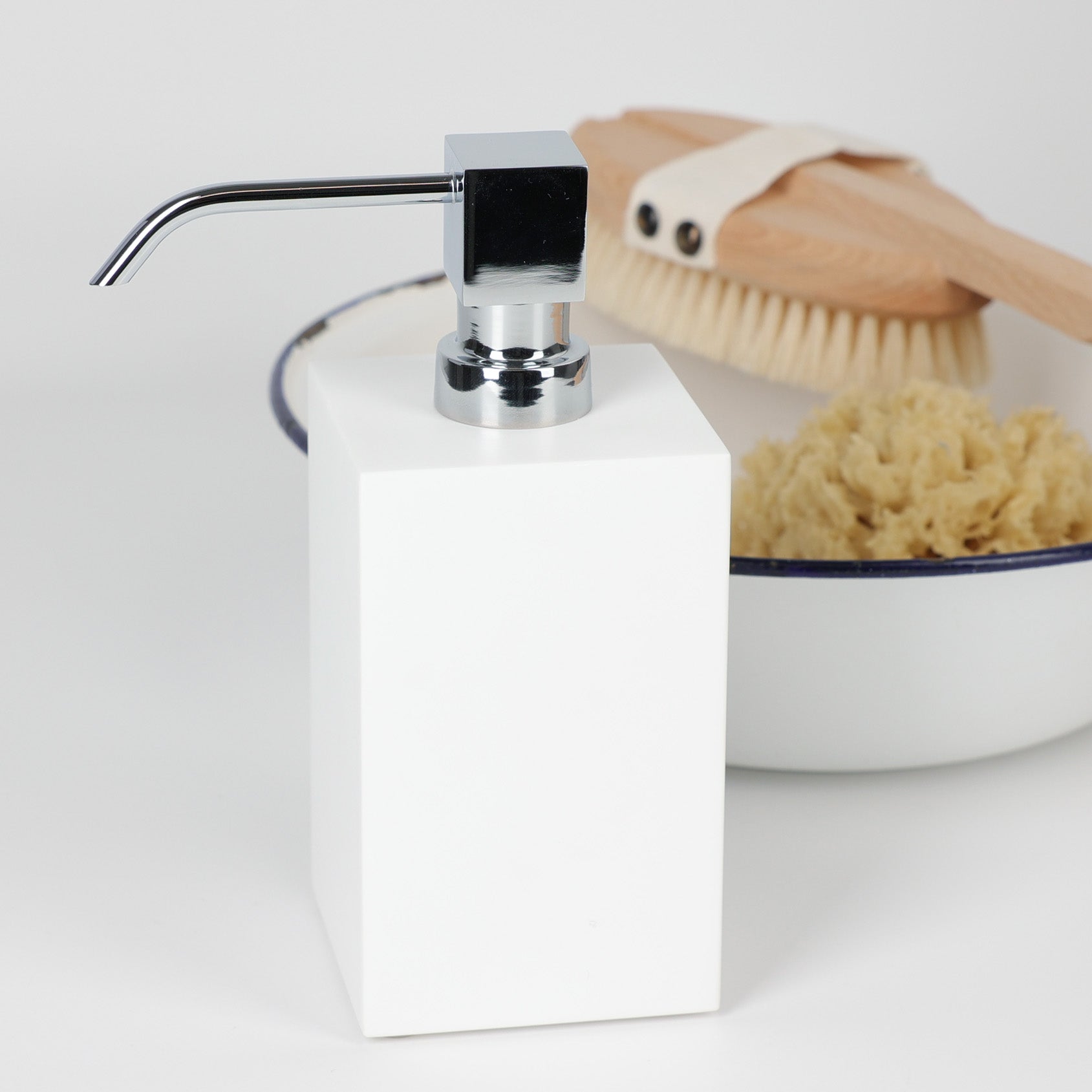 Seifenspender aus innovativem und hygienischen Corian, ideal für den täglichen Gebraucht, leicht zu reinigen, hergestellt von dasfeinebad in Hamburg