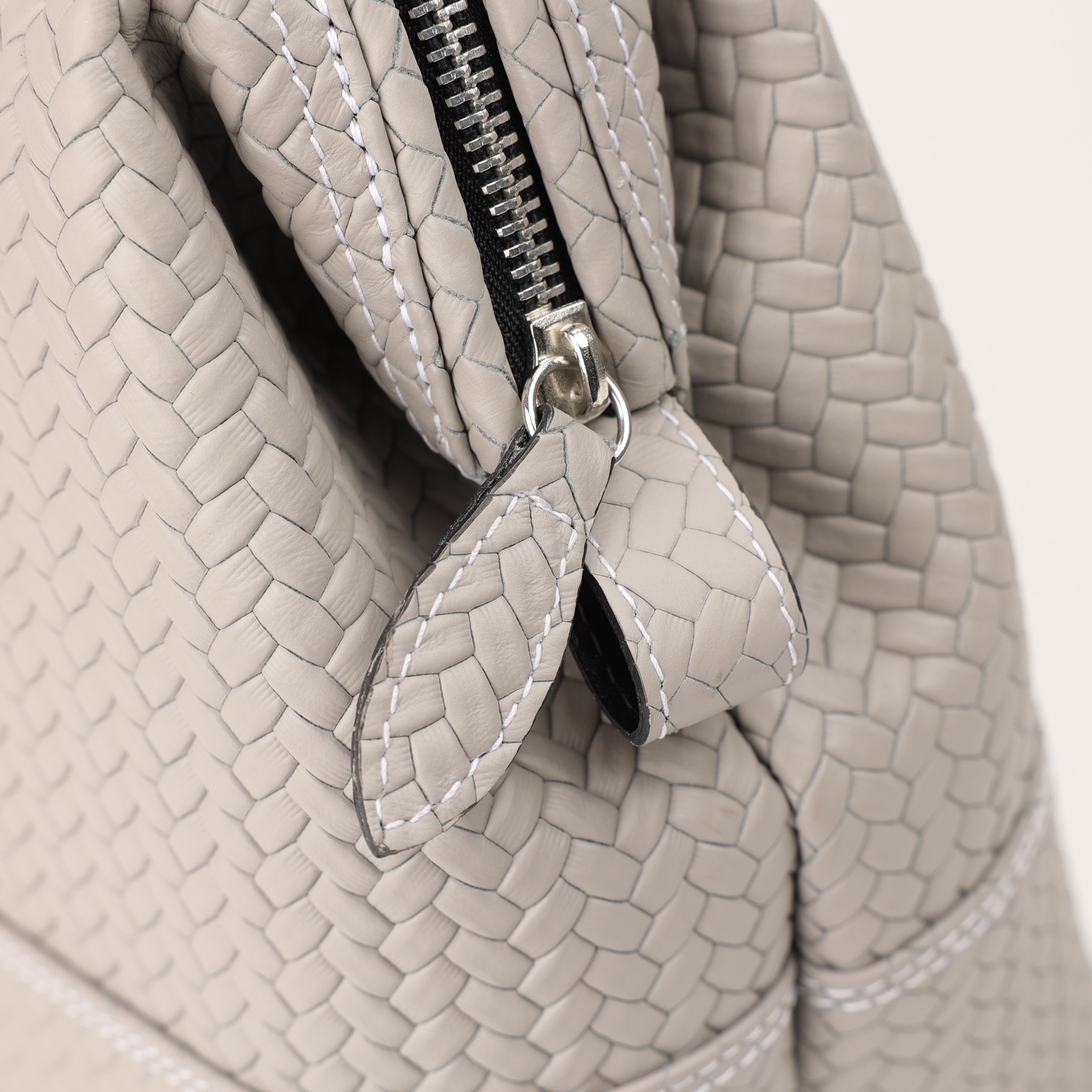 Hochwertiger, handgefertigter Kulturbeutel in Flecht Grau, ausgestattet mit zwei Innenfächern und unsichtbaren Metallbügeln