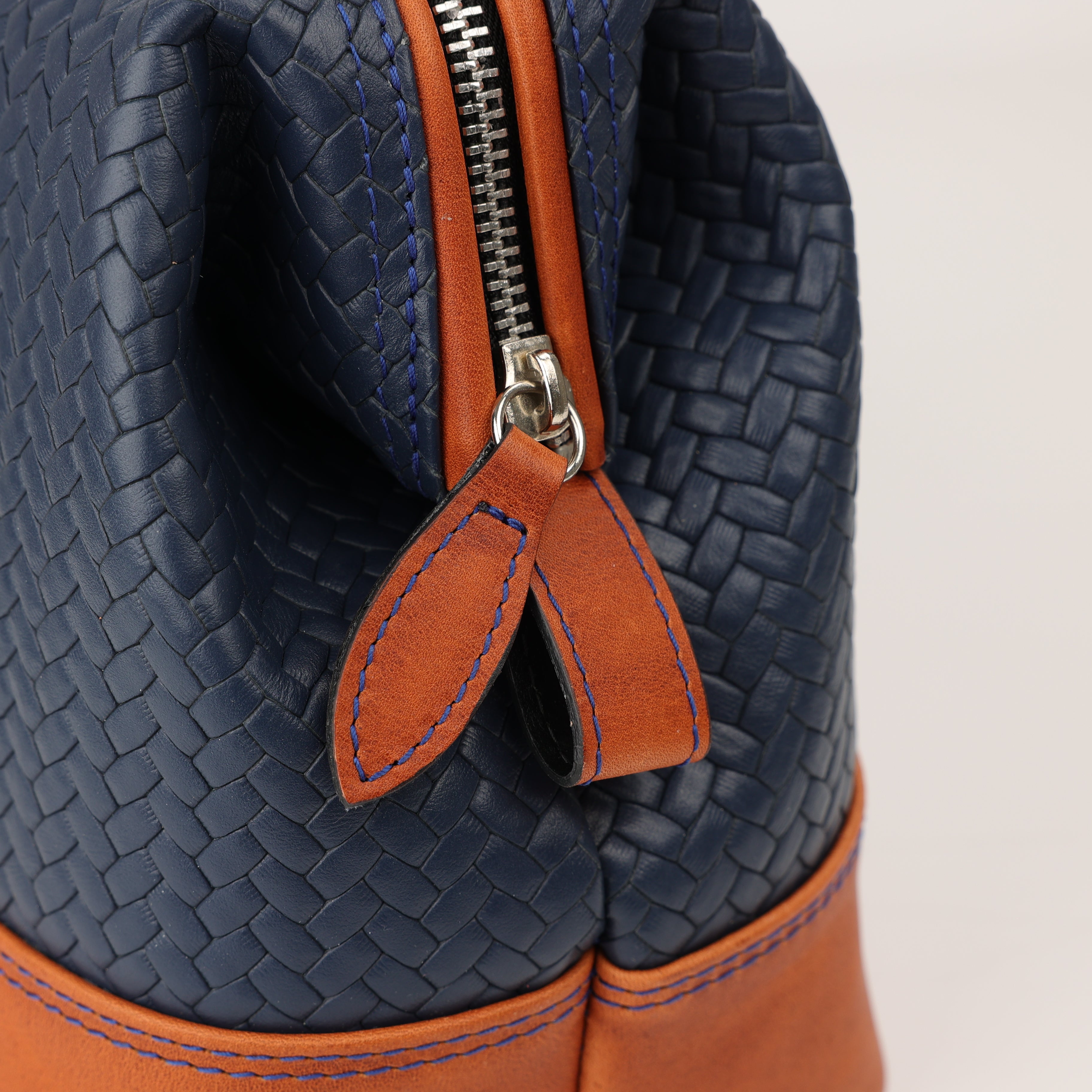 Hochwertige Kosmetiktasche Flecht Blau/Coxorange, handgefertigt aus Chervo Kalbleder, ausgestattet mit zwei Innenfächern und abwaschbarer Kunstleder-Innenauskleidung