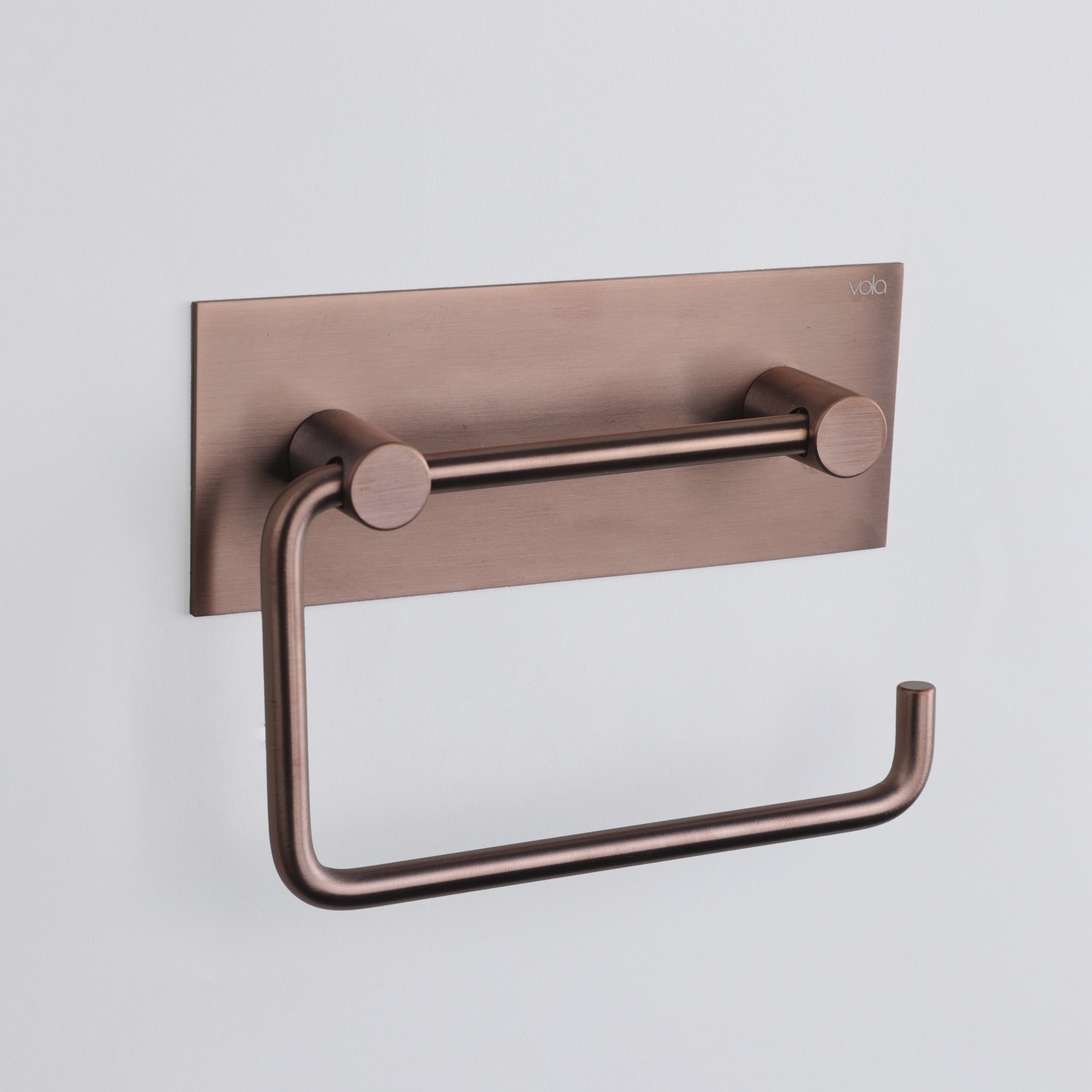 Edler Toilettenpapierhalter von Vola in gebürstetem Kupfer – luxuriöses Badaccessoire, Artikelnummer T12-64
