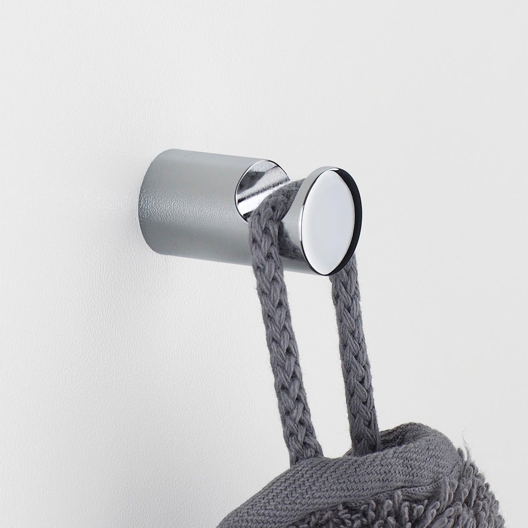 Runder Handtuchhaken in Chrom von Vola – minimalistischer Wandhaken fürs Bad oder Gäste-WC T17-16
