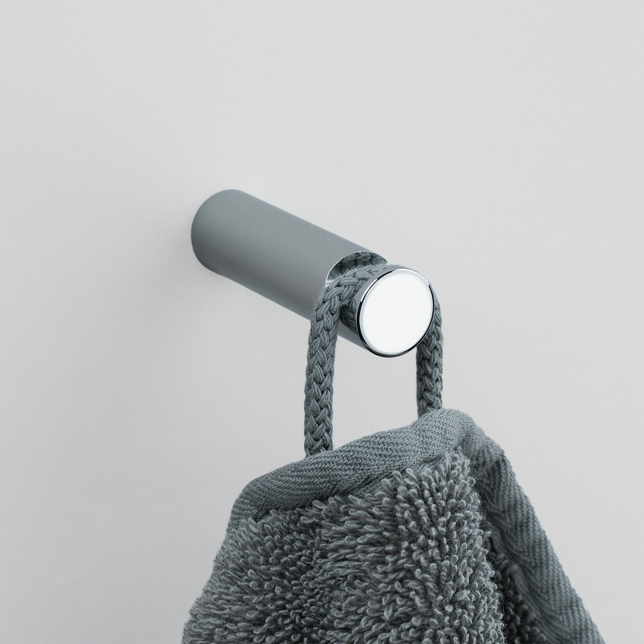Wandhaken von Vola in Chrom – stilvoller Handtuchhalter fürs Bad, Gäste-WC oder die Küche, Artikelnummer T18-16