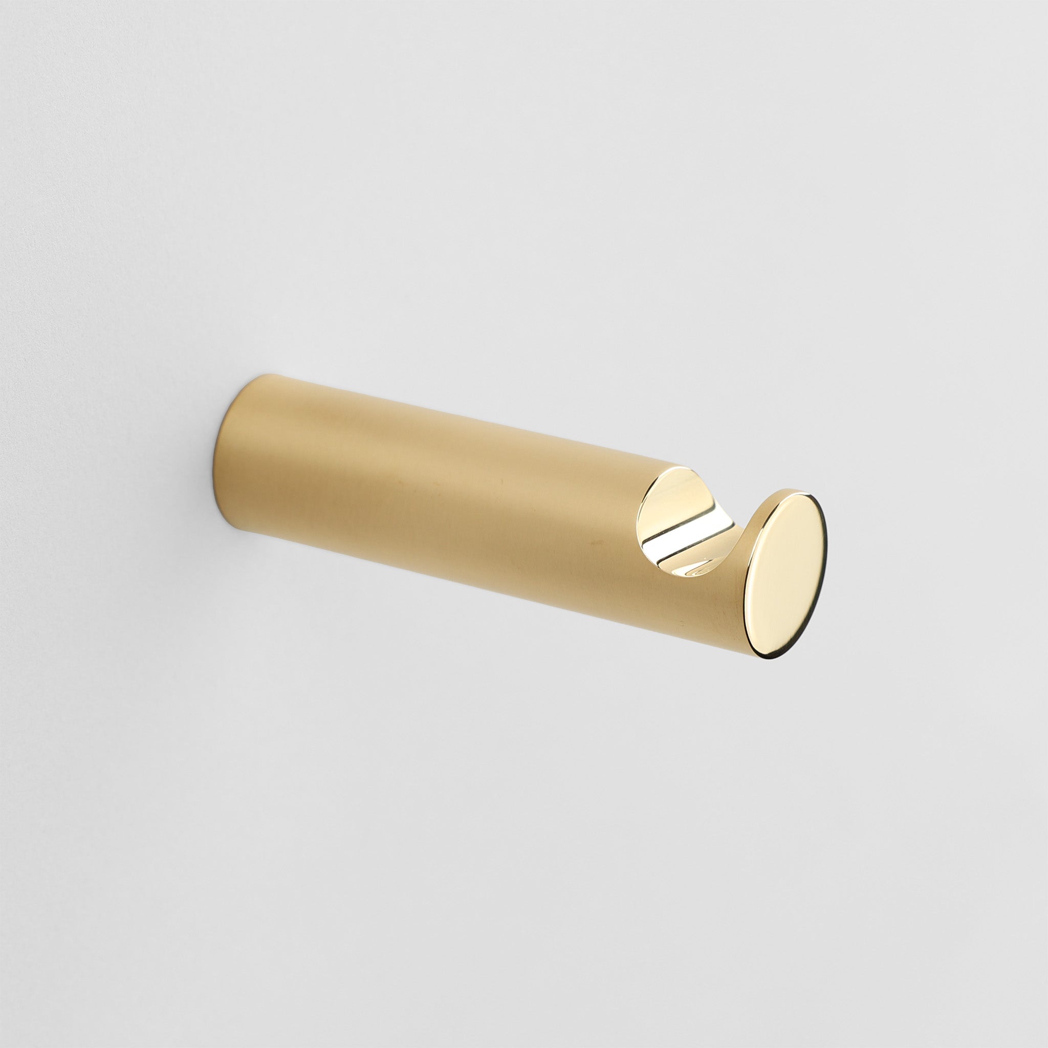 Handtuchhaken aus unbehandeltem Messing von Vola – entwickelt edle Patina, Artikelnummer T18-19
