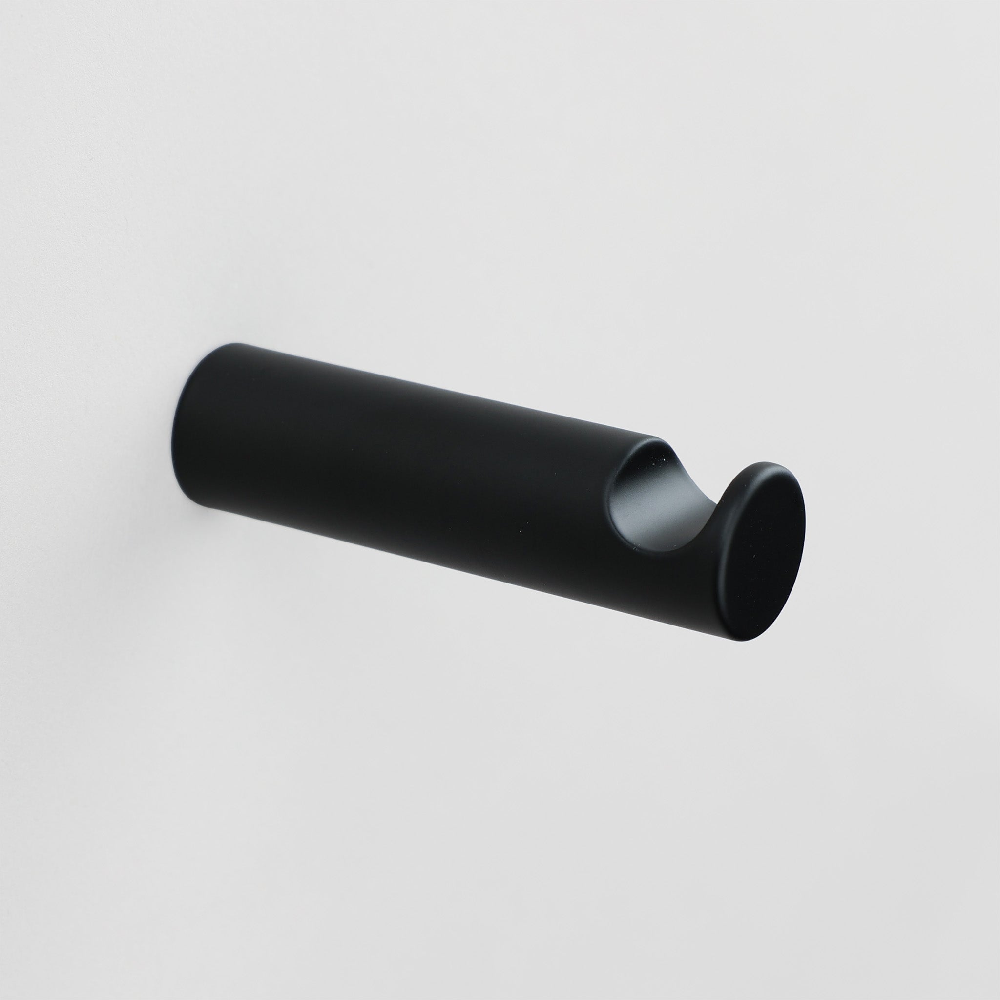 Vola Designhaken in Schwarz matt – minimalistischer Wandhaken für Badezimmer und Küche, Artikelnummer T18-27