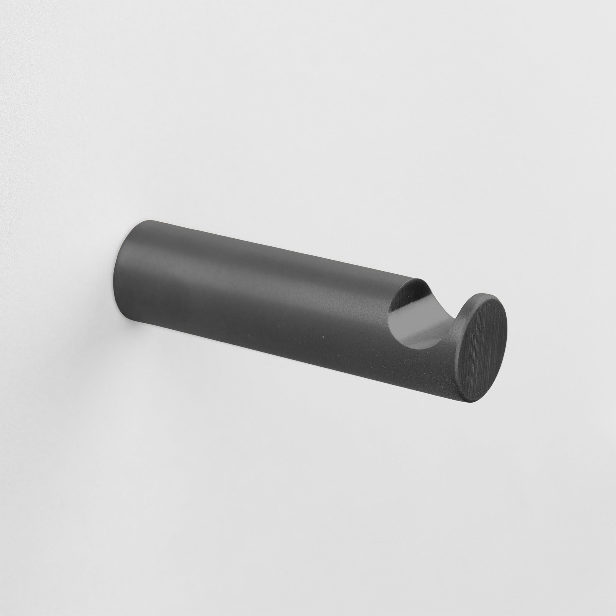 Edler Wandhaken in gebürstetem Schwarz von Vola – langlebiges Badaccessoire, Artikelnummer T18-61