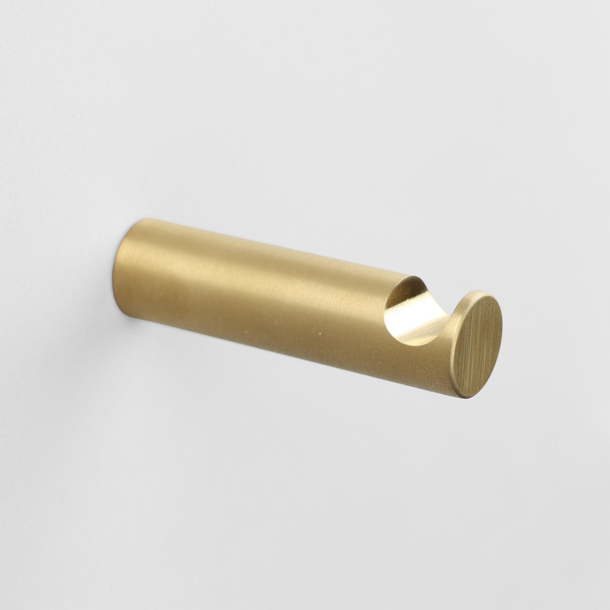 Gold gebürsteter Wandhaken von Vola – elegantes Accessoire für hochwertige Bäder, Artikelnummer T18-70