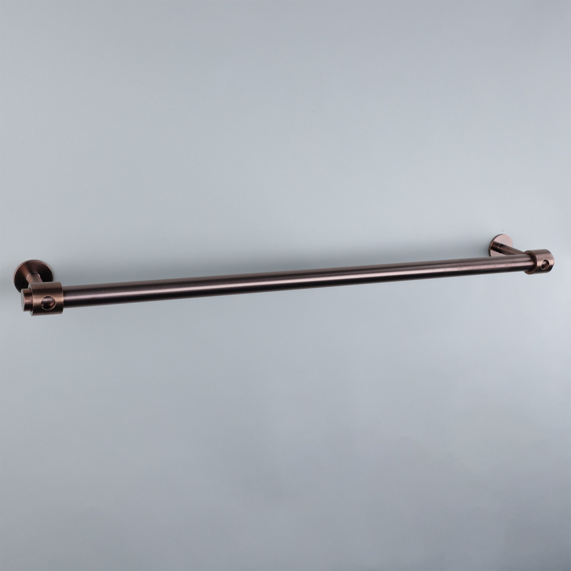 Nahaufnahme der gebürsteten Kupfer Edelstahl Oberfläche der VOLA Handtuchstange, hochwertige PVD Beschichtung und elegante Verarbeitung, VOLA Badzubehör
