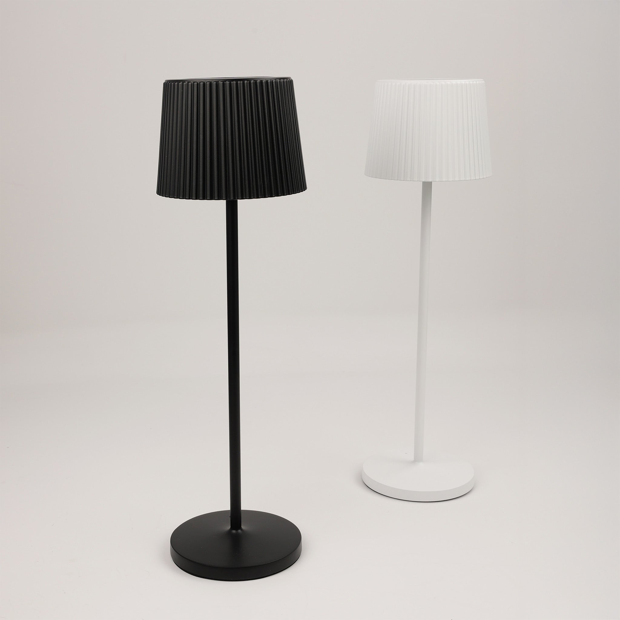 Weiße und Schwarze Tischlampe mit Akku und Plissee-Lampenschirm – GO Art von Orange One für Innen und Außen