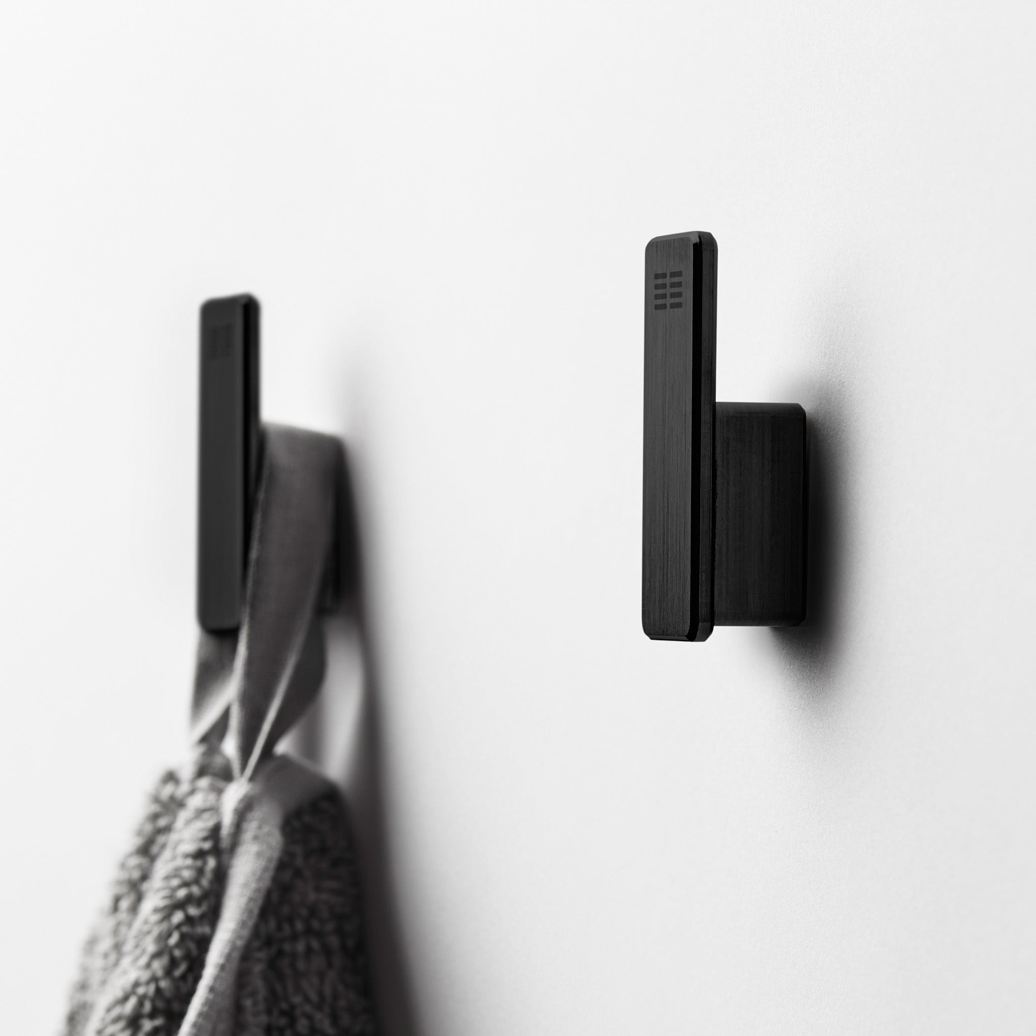 Moderne Handtuchhaken in gebürstetem Schwarz – minimalistische Wandhaken für Bad oder Gäste-WC.