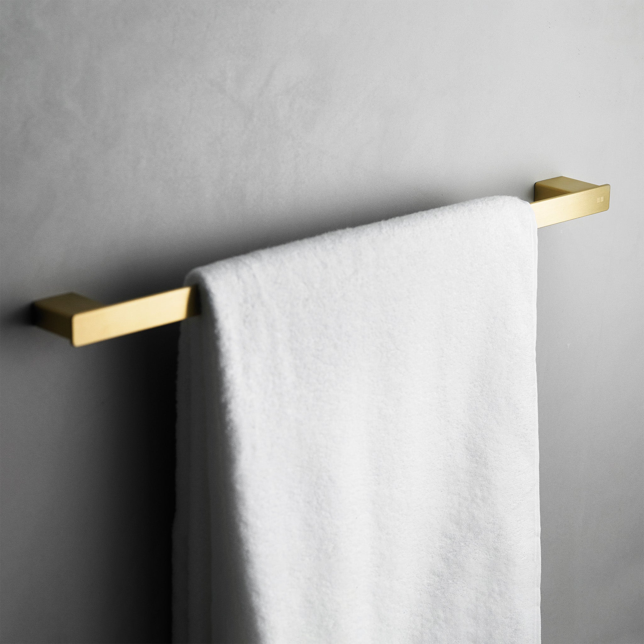 Luxuriöse Handtuchstange in gebürstetem Gold – edler Handtuchhalter für exklusive Badezimmer.