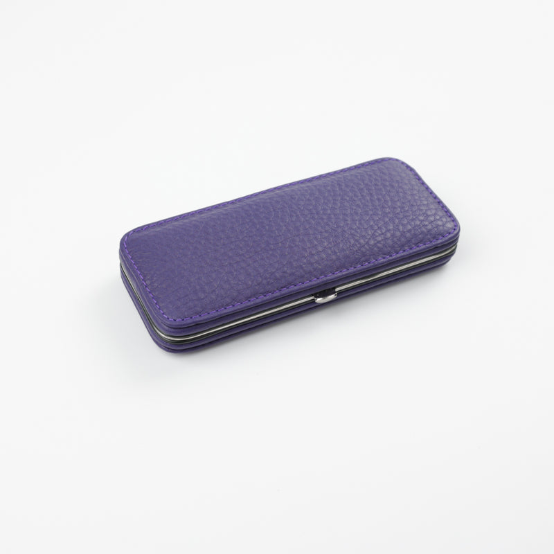 Stilvolles, geschlossenes Maniküre-Set in edlem Violett von F. Hammann. Hochwertige Verarbeitung und praktisches Design für unterwegs und zuhause.