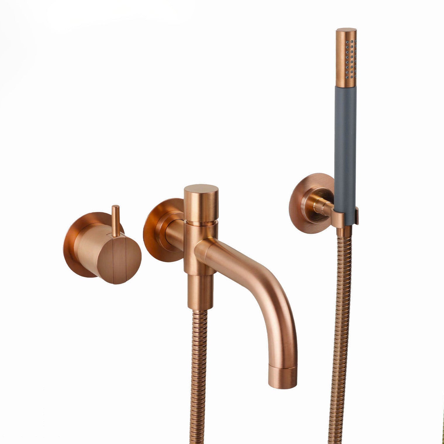 Edle Vola Badewannen-Armatur in gebürstetem Kupfer mit warmem metallischem Glanz und filigraner Stabhandbrause.