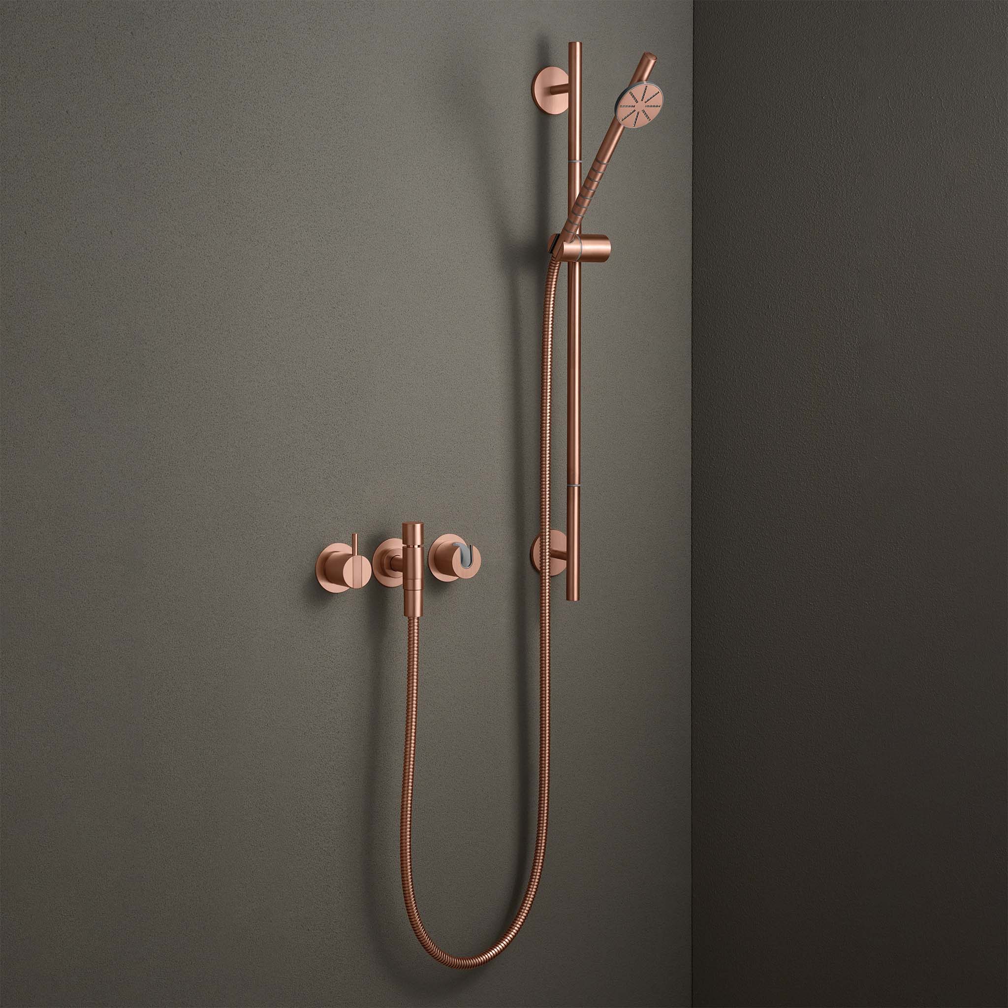 Vola Duschset 2171S-T65 in Kupfer gebürstet mit Rundkopf-Handbrause – warme, fein mattierte PVD-Oberfläche für luxuriöse Badkonzepte.