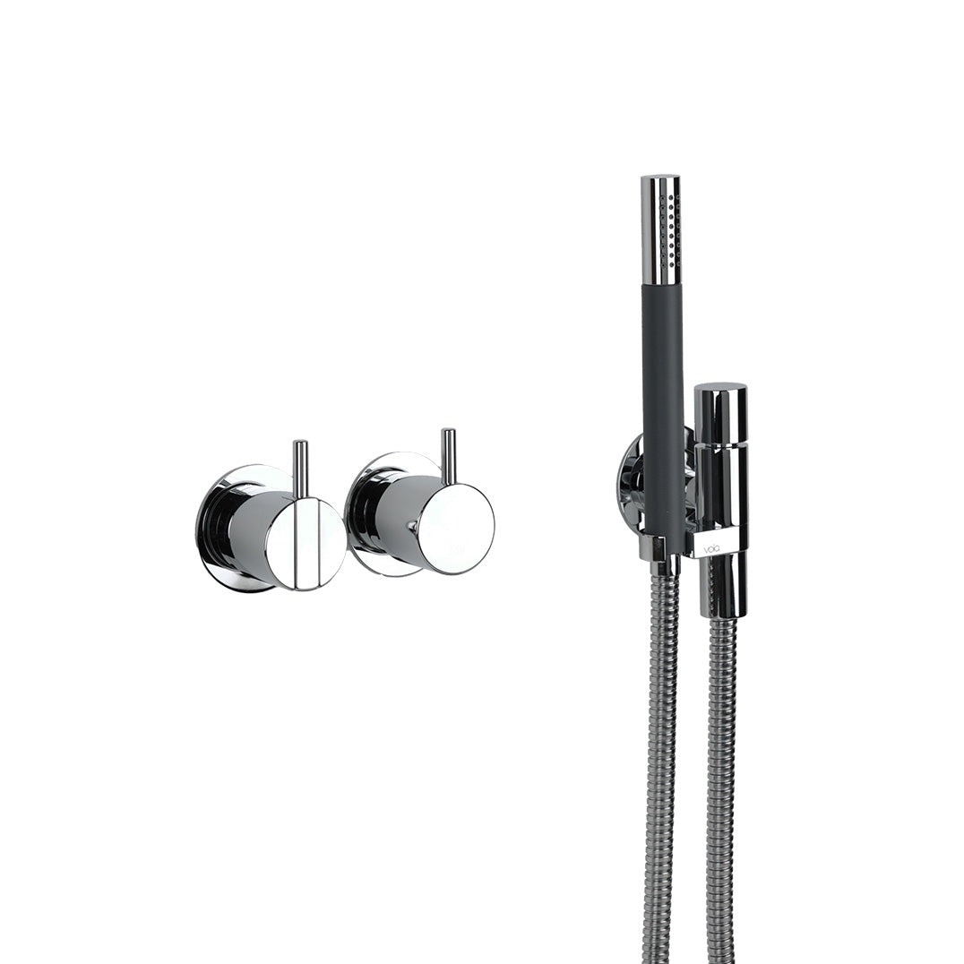 Vola Badewannenarmatur in Chrom mit Einhebelmischer, Umsteller und schlanker Stabhandbrause – ideal für Wannen mit integrierter Befüllung.