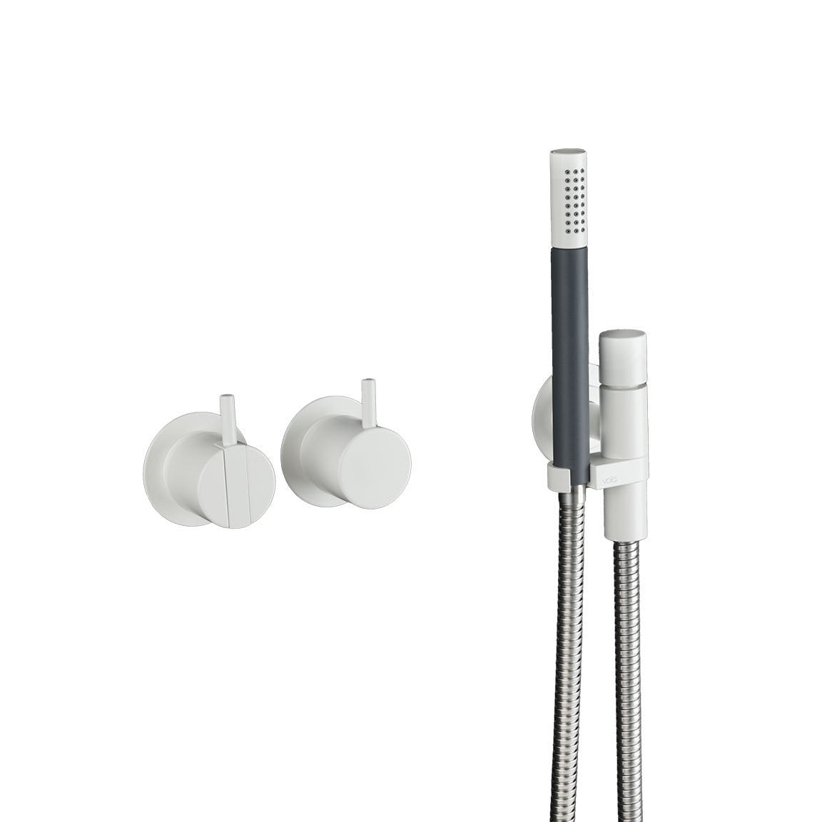 Vola Badewannenarmatur in Weiß matt mit klarer geometrischer Form, Umstellerfunktion und filigraner Stabhandbrause.