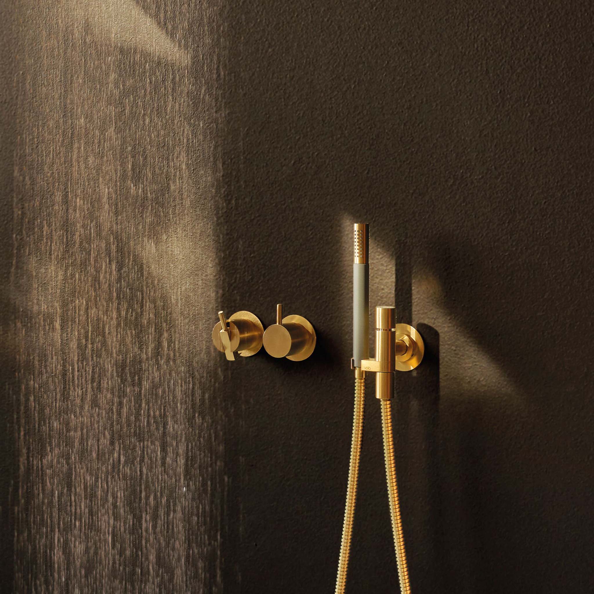 Luxuriöse Vola Badewannenarmatur in Gold gebürstet mit edlem PVD-Finish und hochwertiger Stabhandbrause – ein Highlight in stilvollen Bädern.