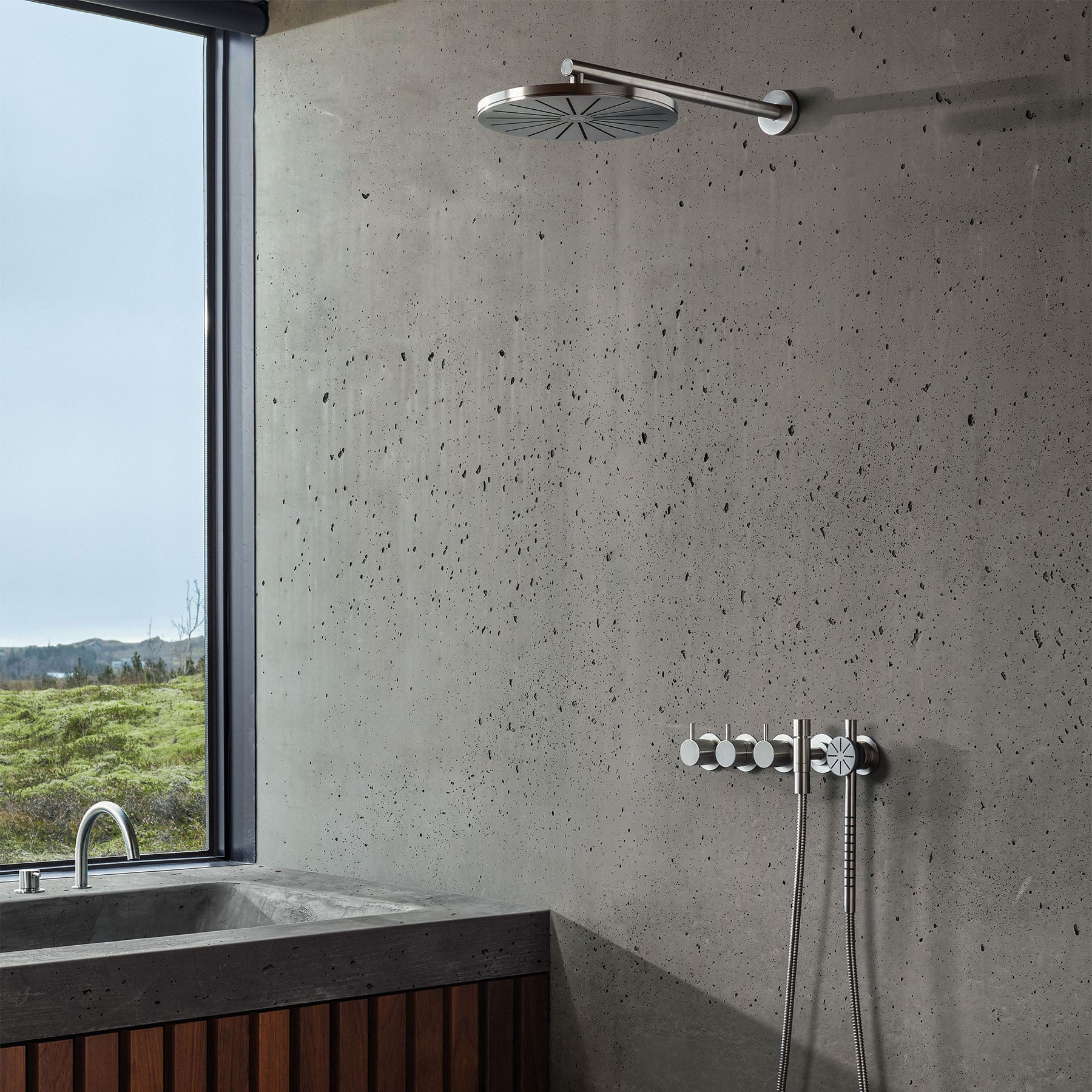 Vola 5471S-061 Thermostat-Duschset in Edelstahl gebürstet mit Regenbrause und Rundkopf-Handbrause – robuste, matte Edelstahloberfläche.