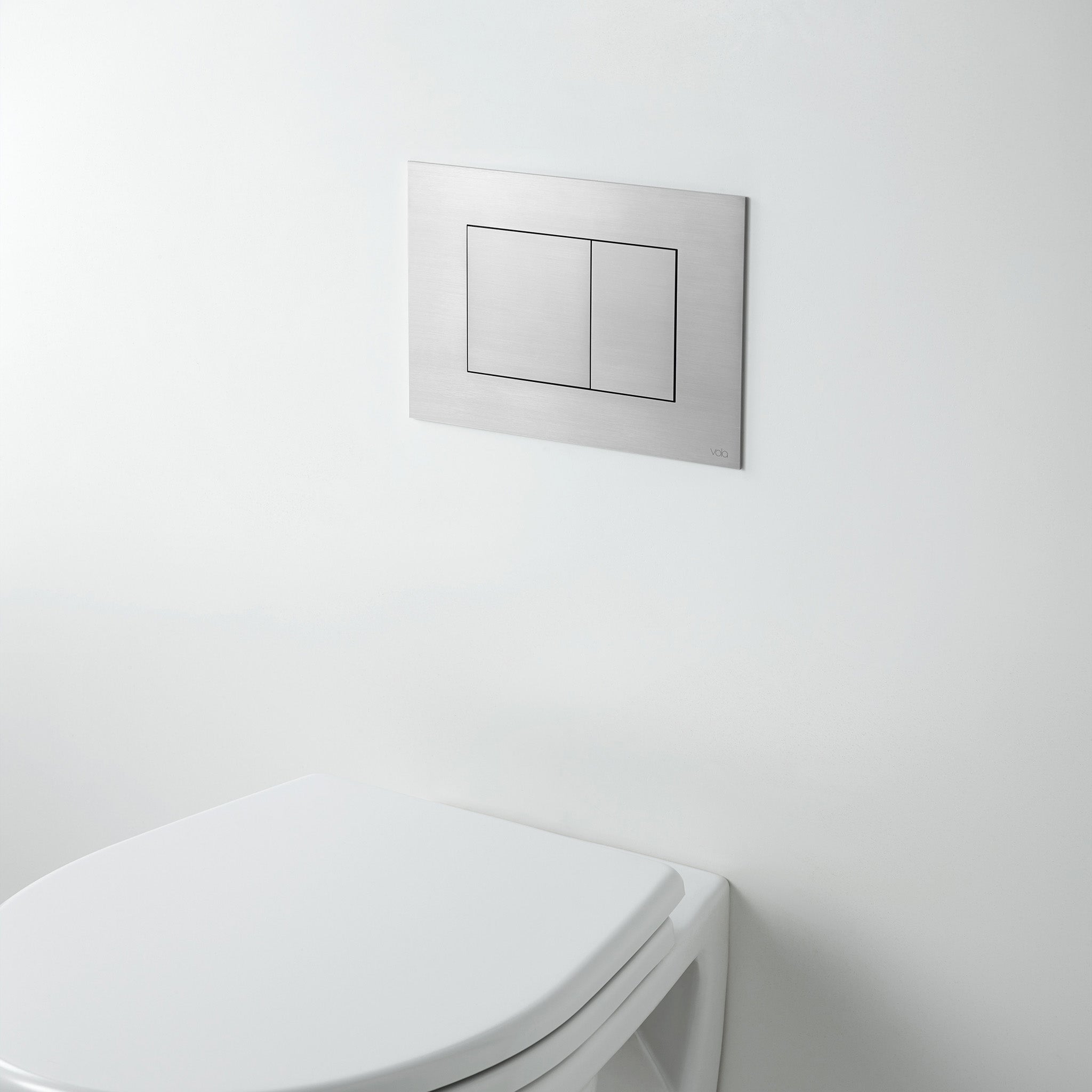 Hochwertige WC-Drückerplatte A85 aus gebürstetem Edelstahl – langlebige, handgefertigte Spülbetätigung im typischen Vola Design.