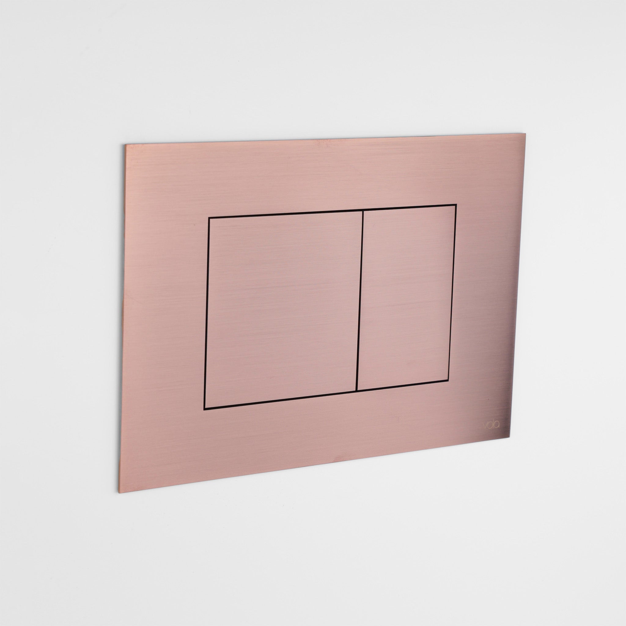 Design-WC-Drückerplatte A85 in gebürstetem Kupfer – luxuriöses Detail im Bad mit warmer Farbnuance und ikonischer Formensprache.