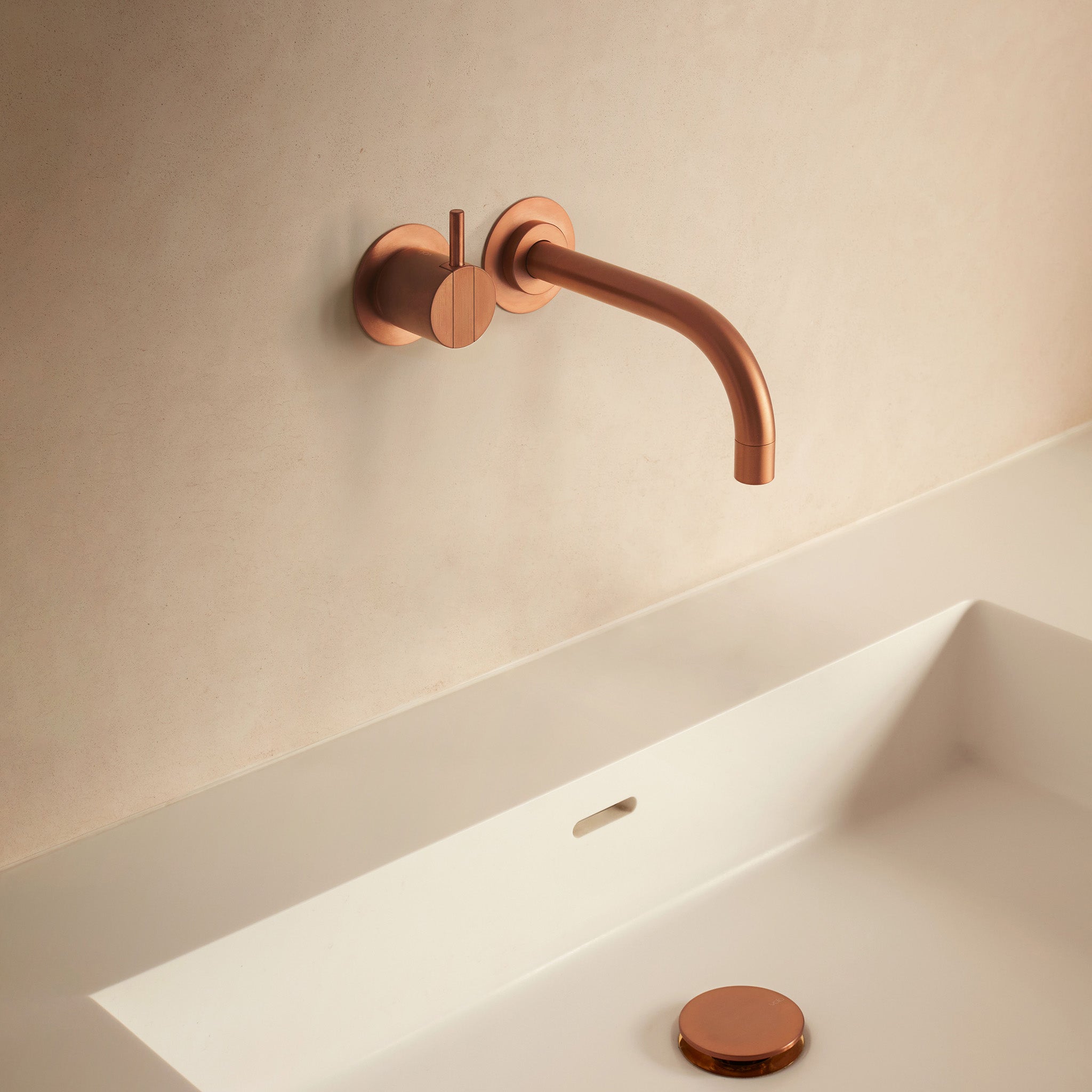 Vola Armatur 111 kupfer gebuerstet mit Griff links, edle Unterputz Waschtischarmatur mit warmem Metallton.