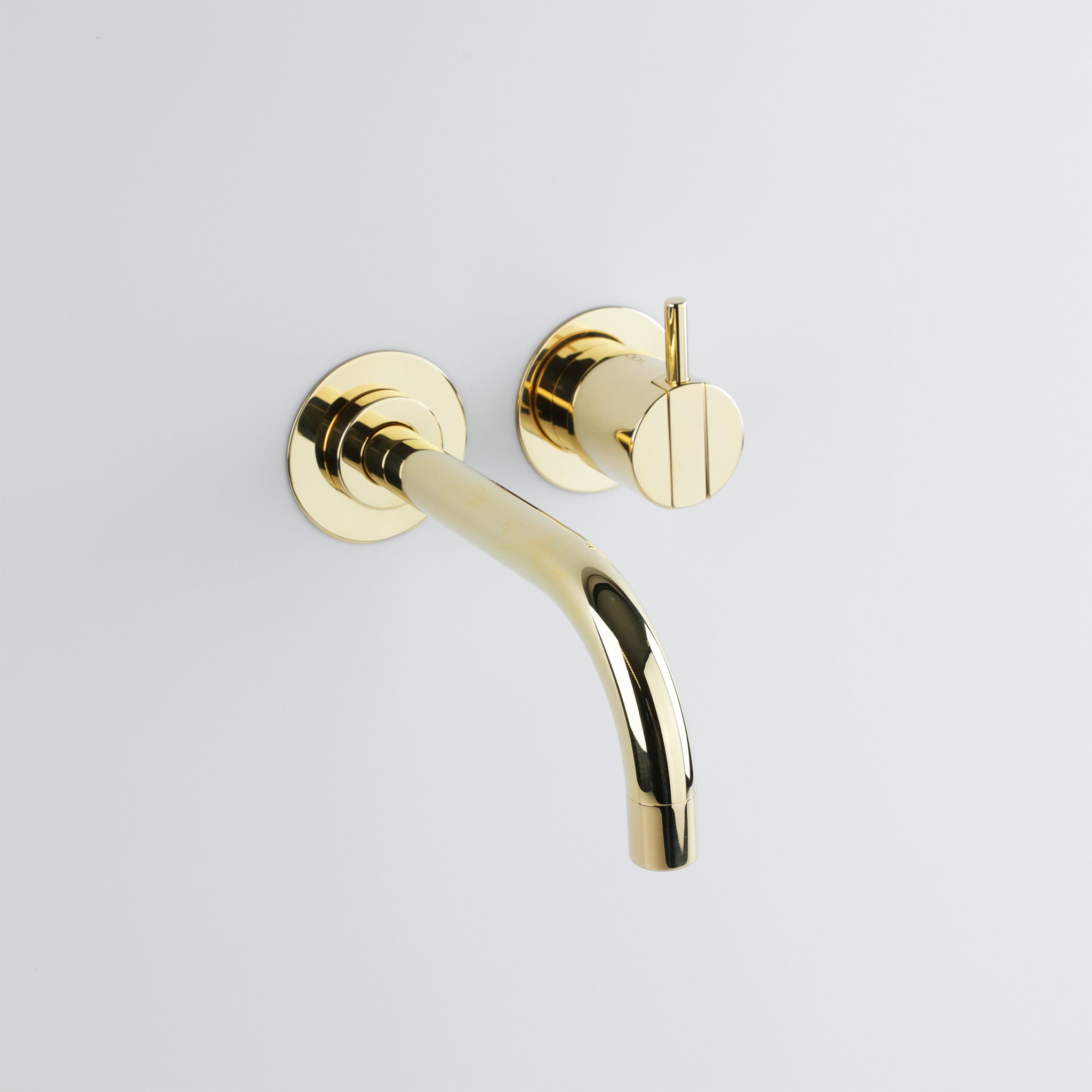 Vola Waschtischarmatur 111X Messing natur mit Griff rechts, zeitlose Design Wandarmatur fuer exklusive Baeder.