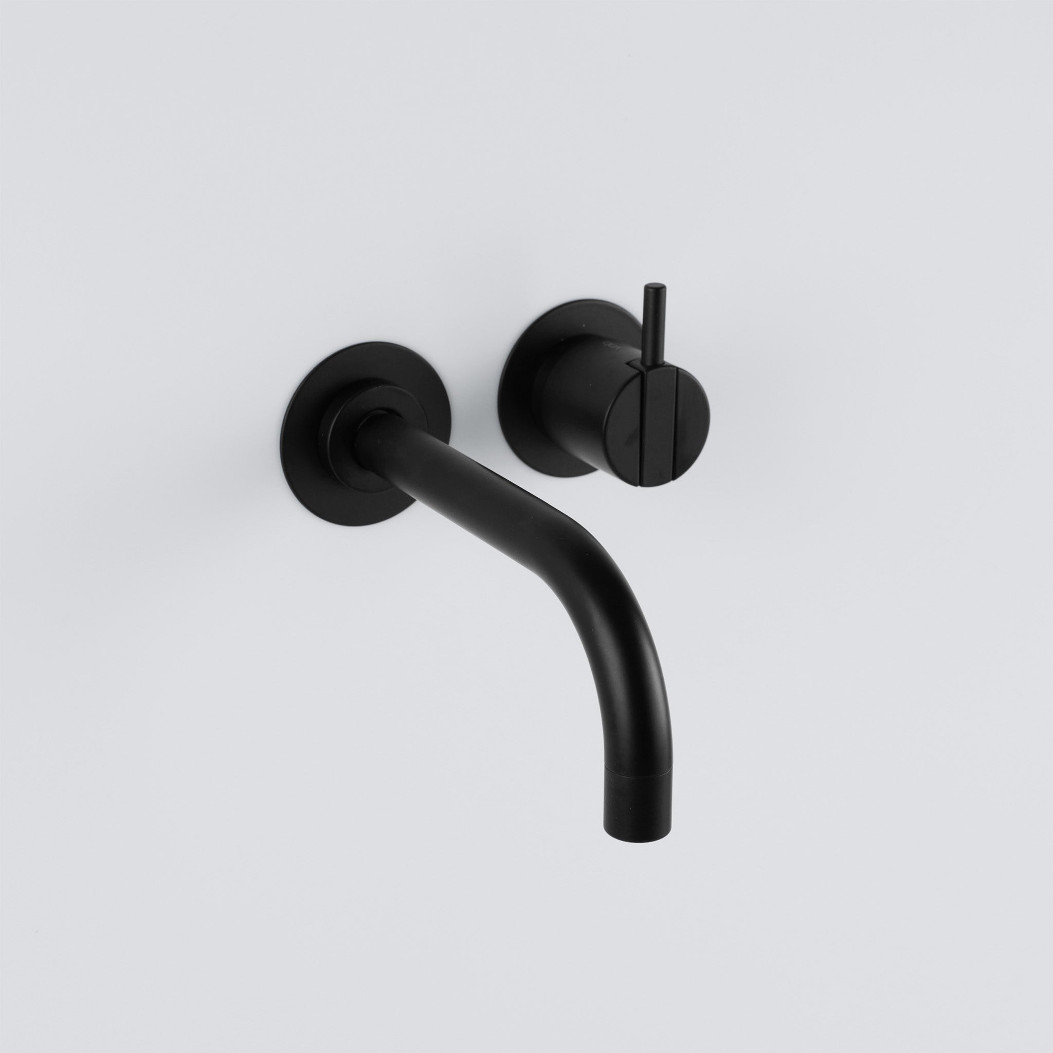 Vola Waschtischarmatur 111X schwarz matt mit Griff rechts, minimalistische Designarmatur fuer Architekturbaeder.