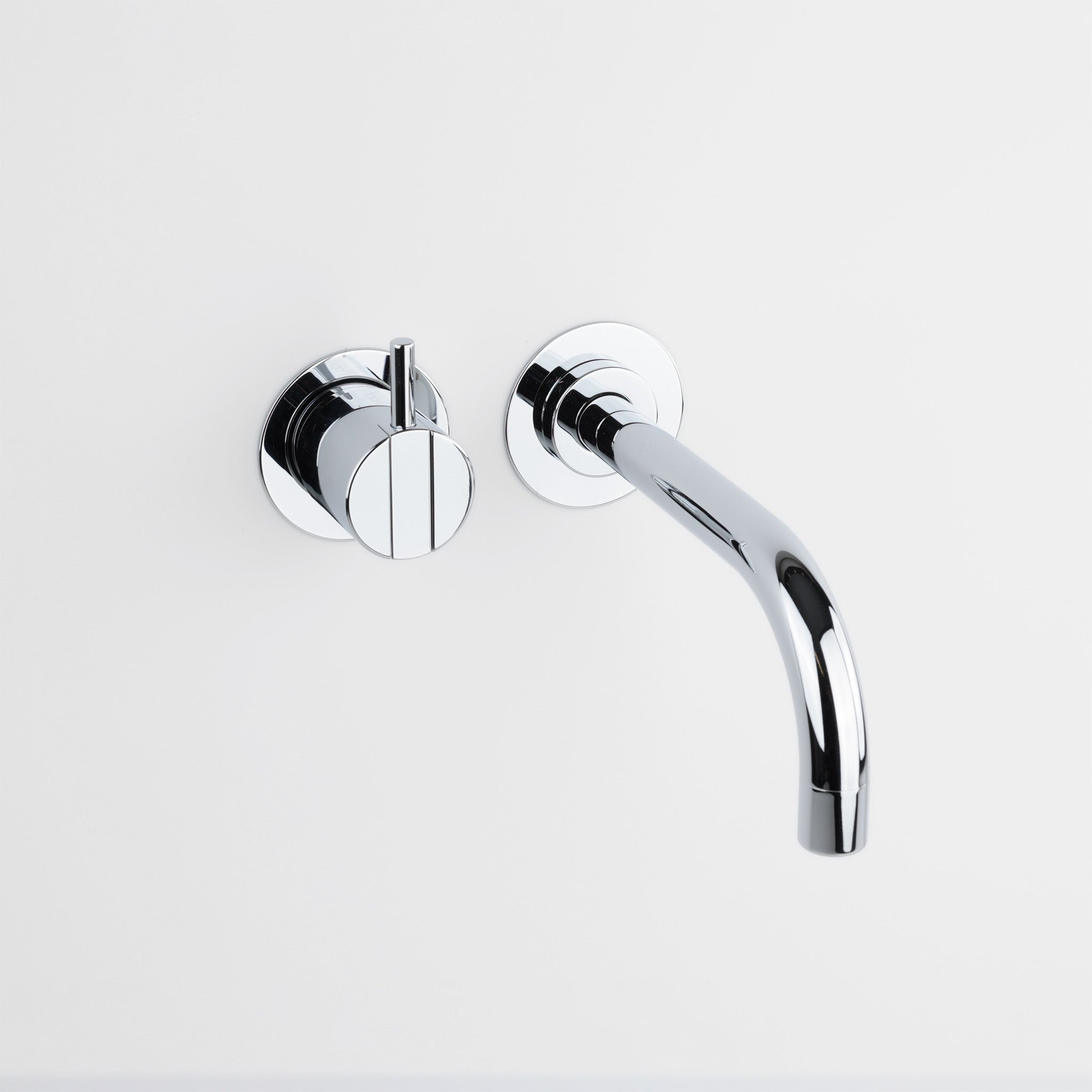 Vola Waschtischarmatur 121 Chrom mit Griff links und langem Auslauf 22,5 cm, ikonische Unterputz Wandarmatur.