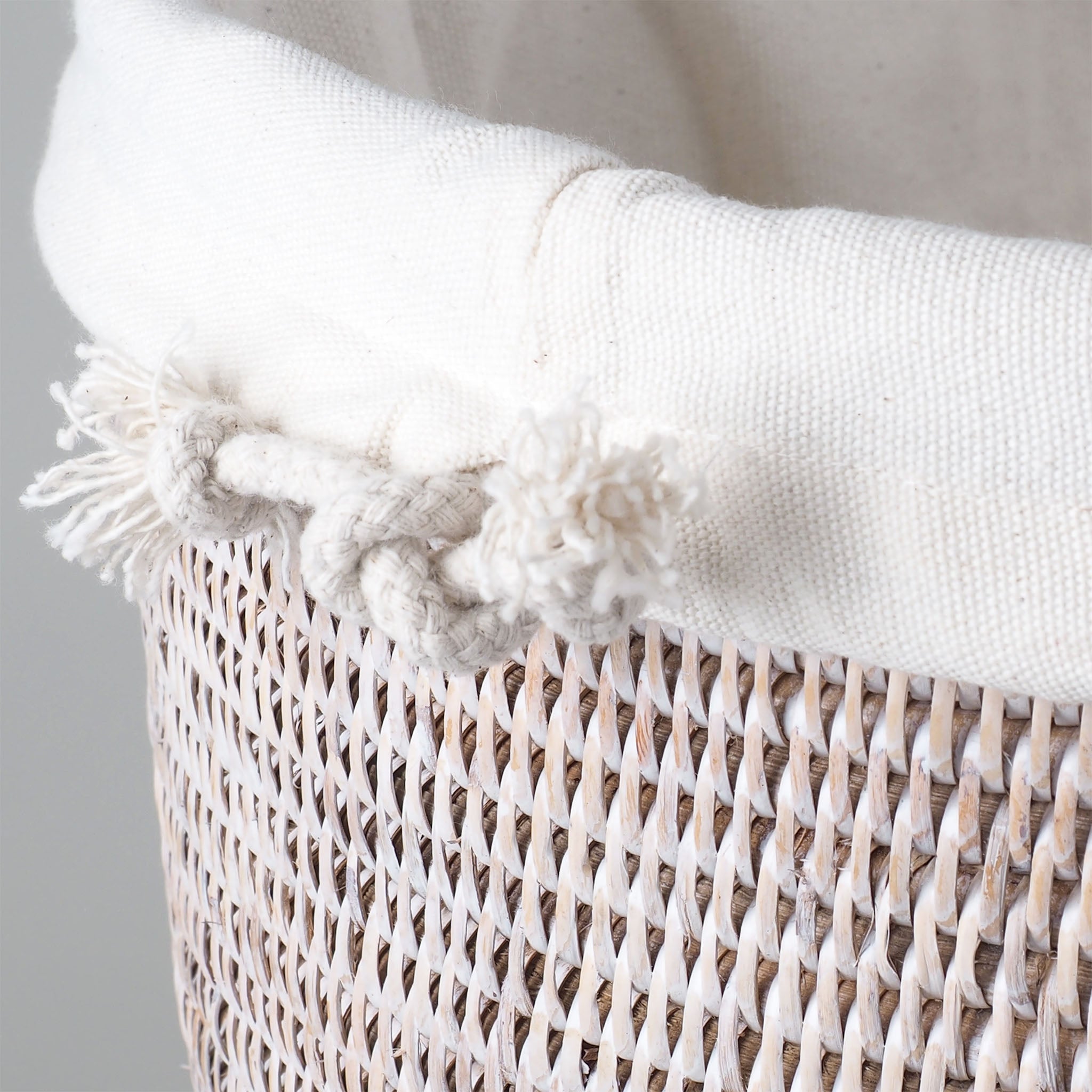 Heller Wäschebehälter Nahaufnahme aus Rattan mit Deckel, stilvolle Aufbewahrung für Wäsche und Textilien, Decor Walther Basket, dasfeinebad