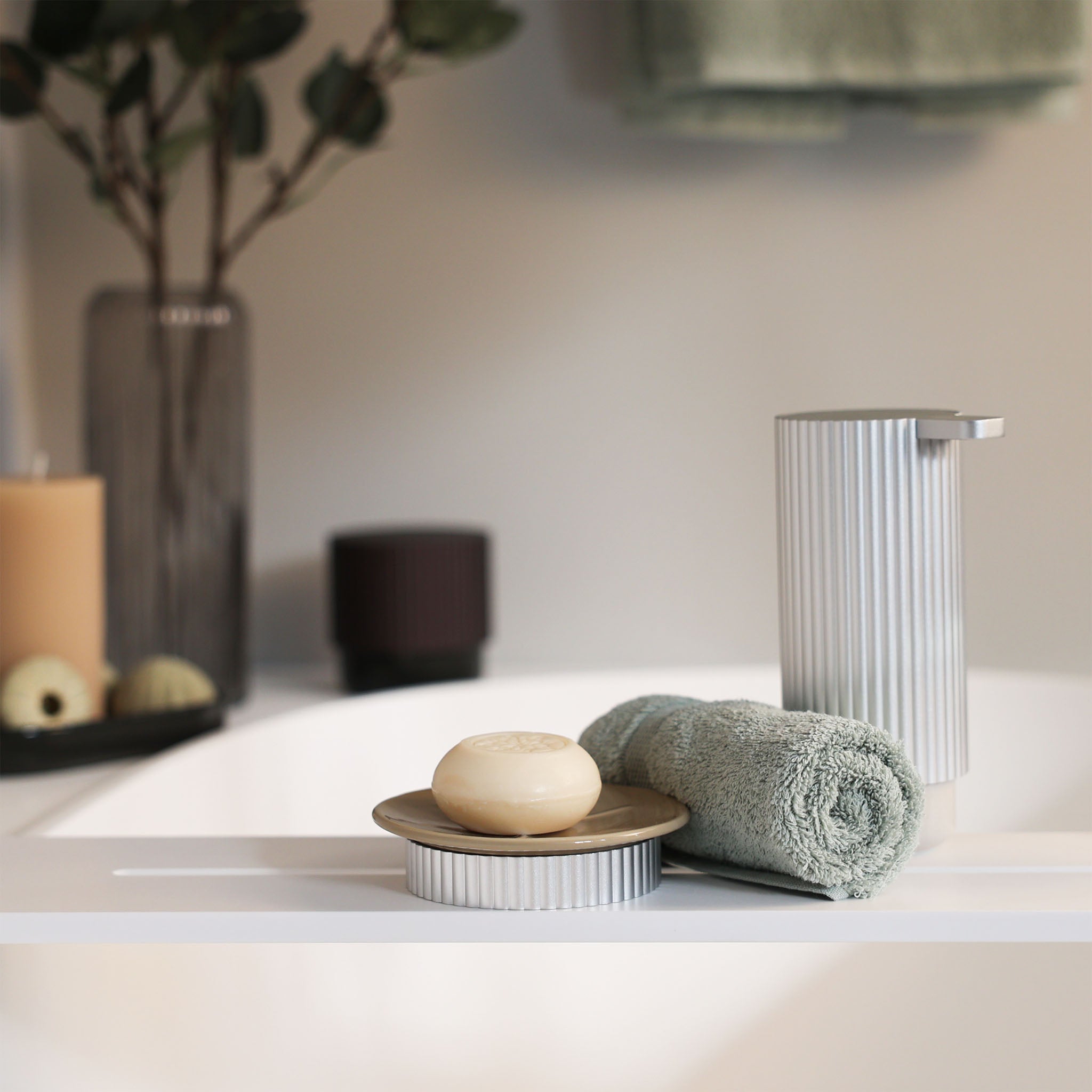 Badewannenbrücke als dekorative Ablagefläche für Badaccessoires - Handgefertigte Wannenauflage aus 12 mm Corian® – exklusiv aus der Bäderwerkstatt Hamburg