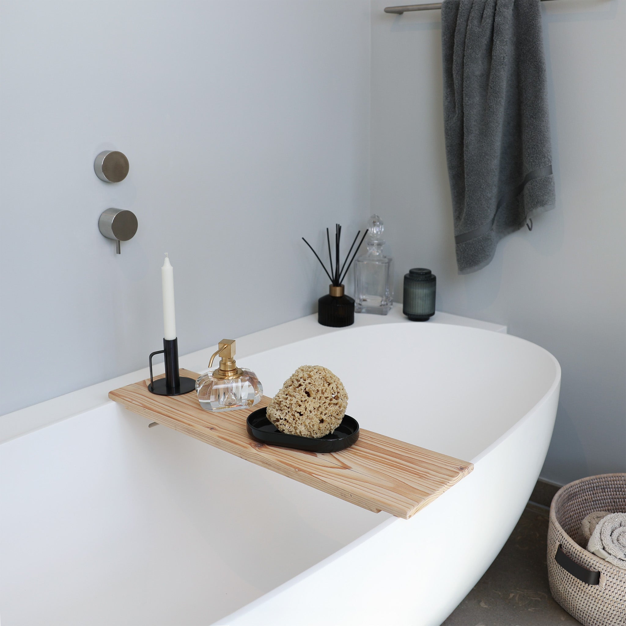 Seitenansicht der Altholz Wannenablage – Unikat aus deutscher Handarbeit - Dekor von Decor Walther, Kristall Seifenspender und ofline Schale - Kerzenständer von Frost Serie Rondo