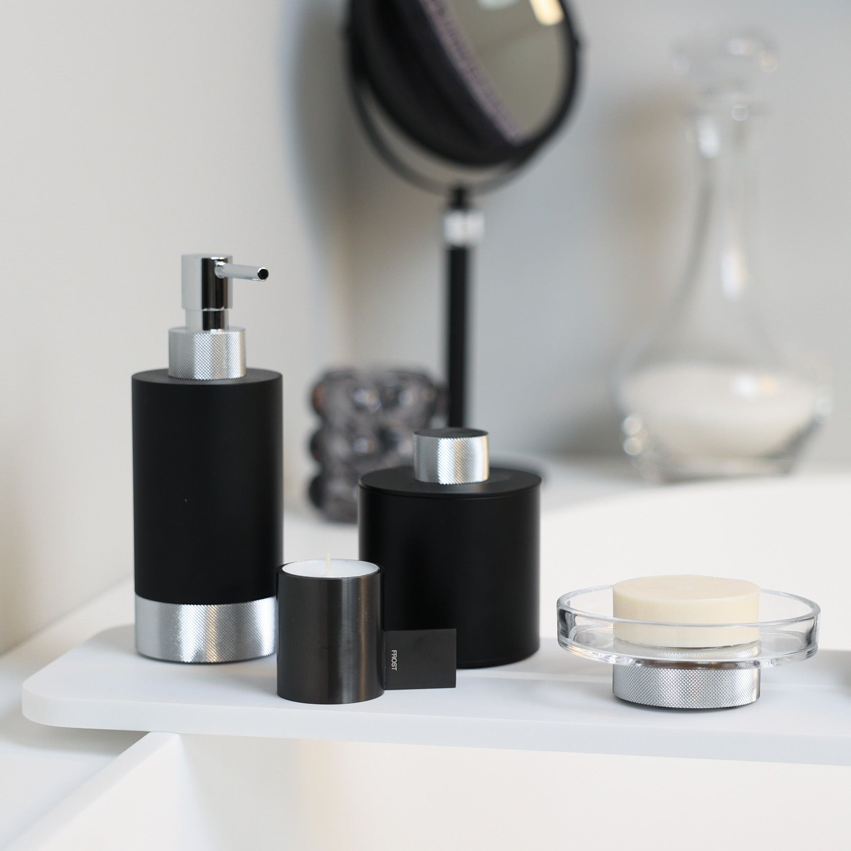 Minimalistische Wannenauflage - zeitloses Design in Weiß matt - dekoriert mit edlen Accessoires von Decor Walther aus der Serie Club in schwarz