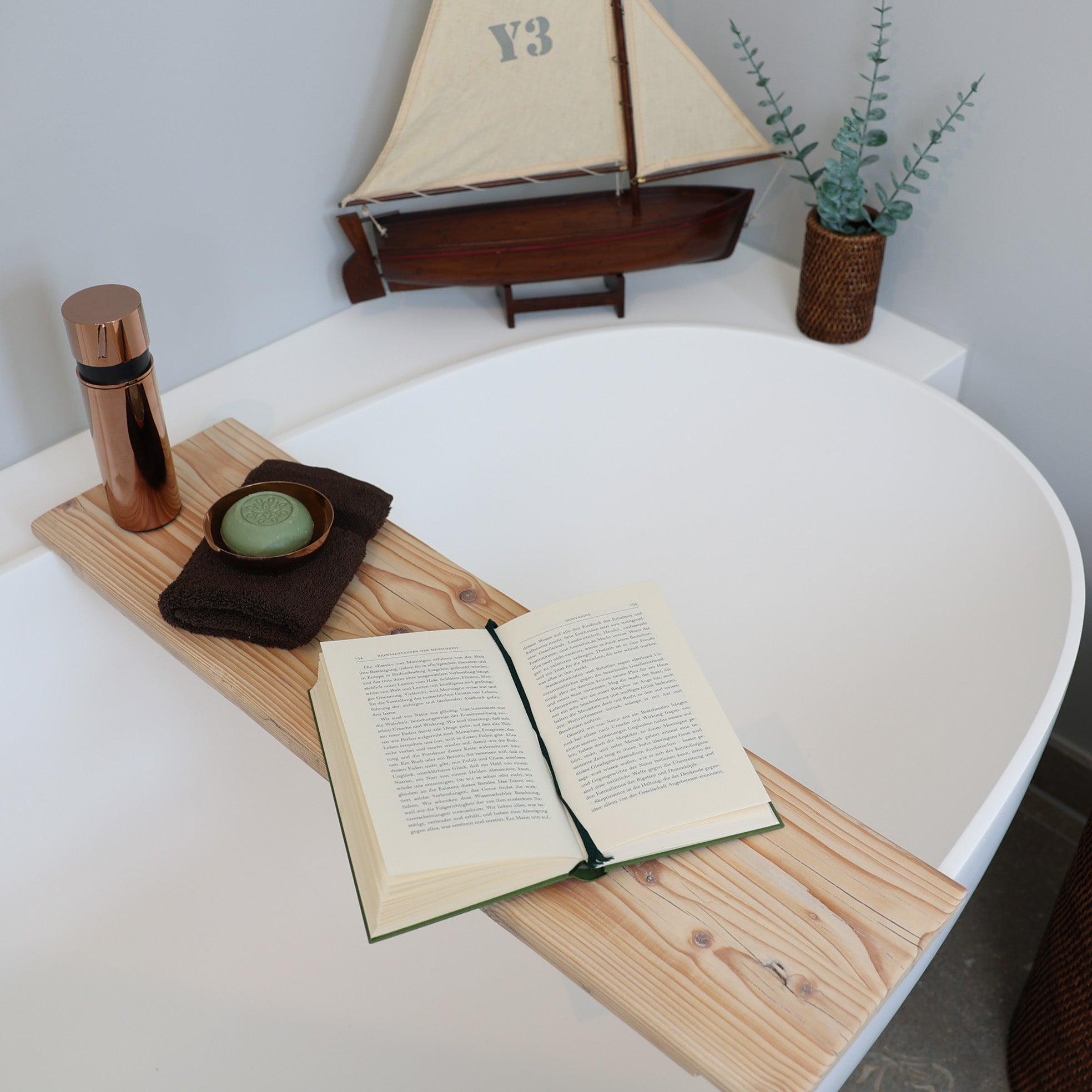 Dekorative Badewannenablage aus Altholz mit Buch – stilvoll und funktional - Rhomtuft Gästehandtuch in Farbton Mocca - Seifenschale Rondo in Kupfer glänzend von Frost