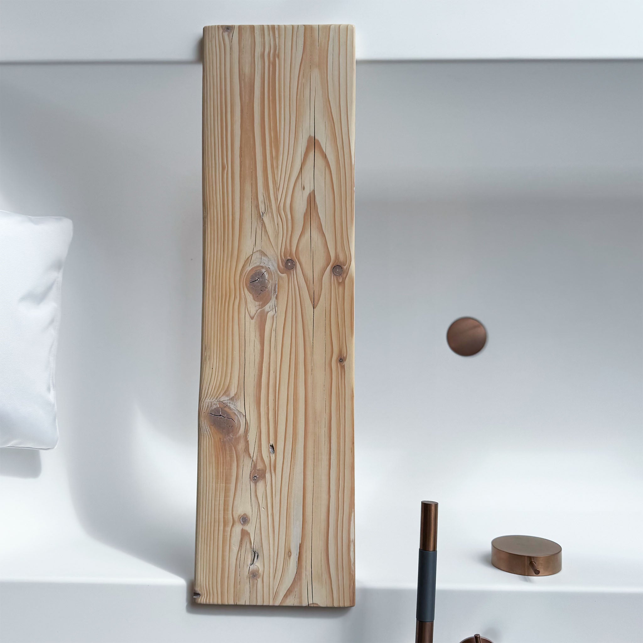 Nachhaltig gefertigtes Wannenbrett aus deutschem Altholz – Draufsicht - handgearbeitet in der Tischlerei von dasfeinebad in Hamburg