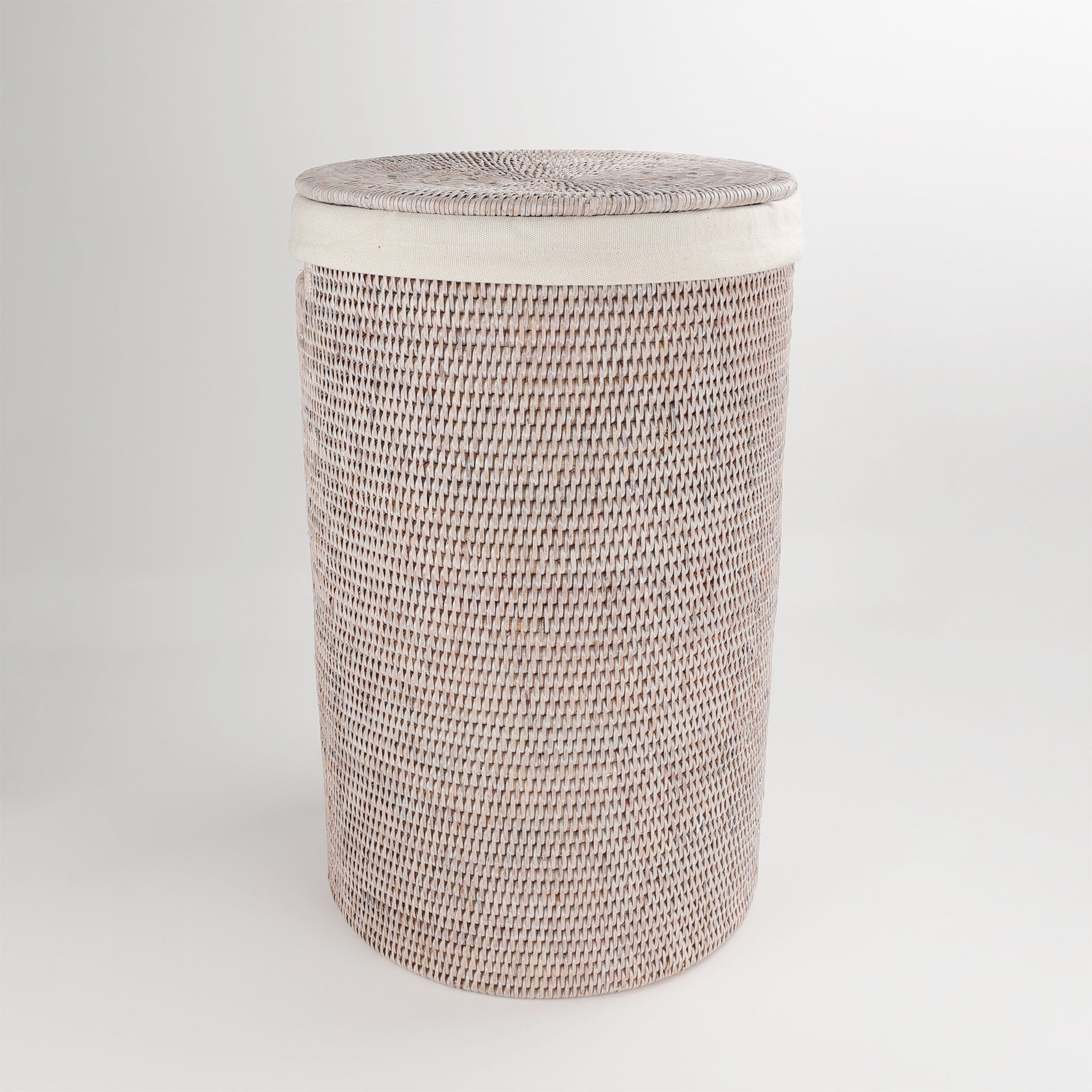 Kleiner Wäschebehälter mit Deckel, gefertigt aus hellem handgeflochtenem Rattan, mit herausnehmbarem Leinen-Wäschesack, Decor Walther Basket, dasfeinebad