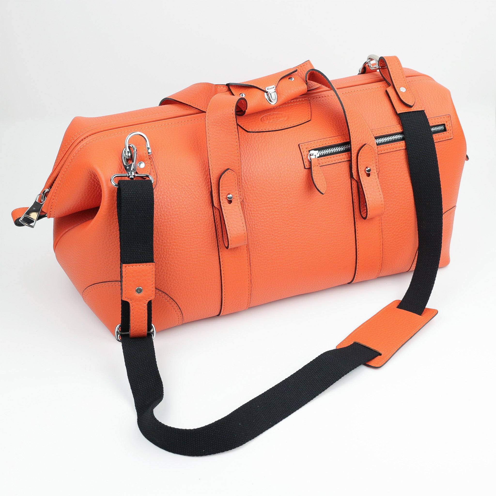Edler Weekender von F. Hammann – luxuriöse Arzttaschen-Form aus pflanzlich gegerbtem Kalbsleder in Orange mit feiner Haptik und praktischer Außentasche.