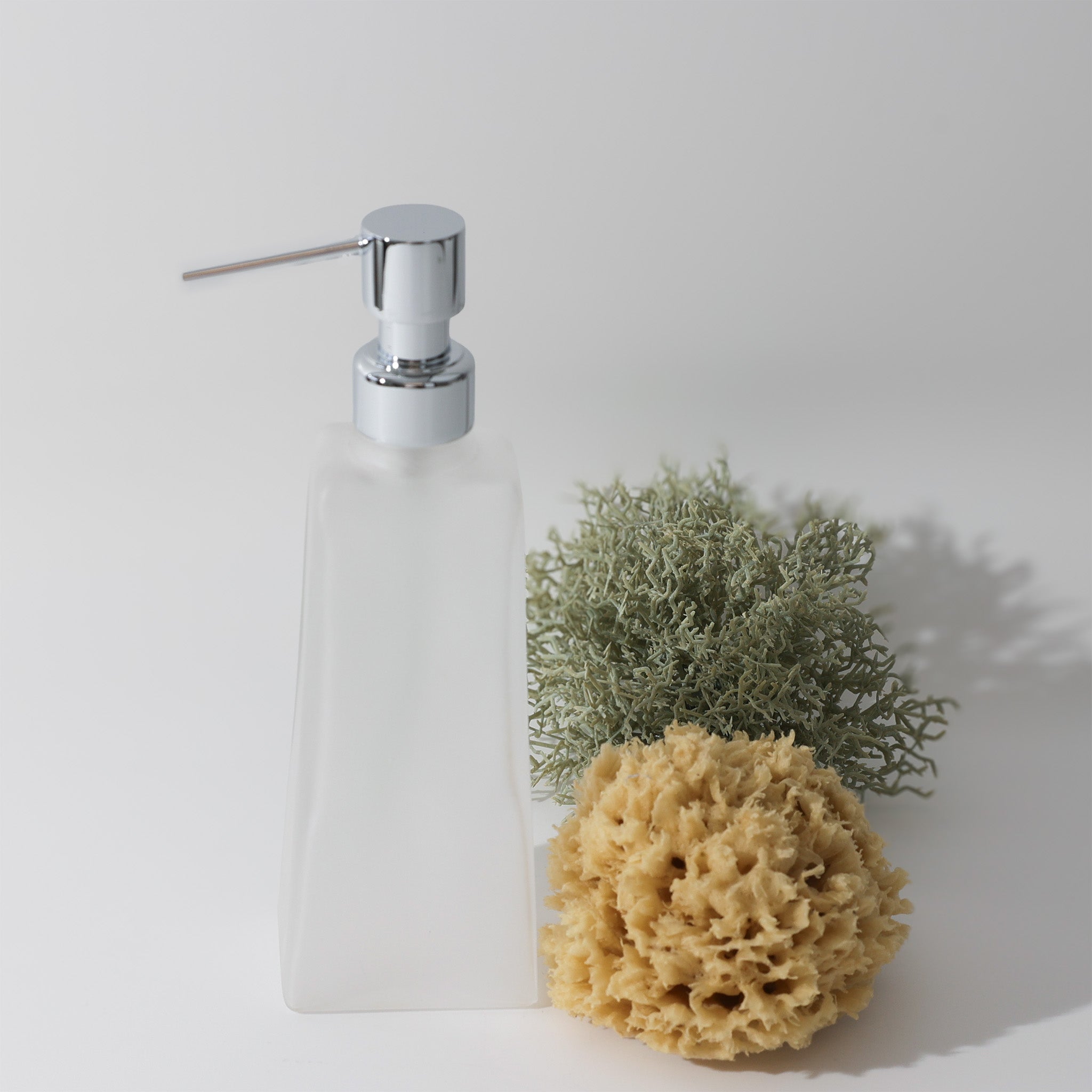 Windisch Seifenspender, satiniertes Glas, verchomter Pumpenkopf, eckig-konische Behälterform mit Dekoration