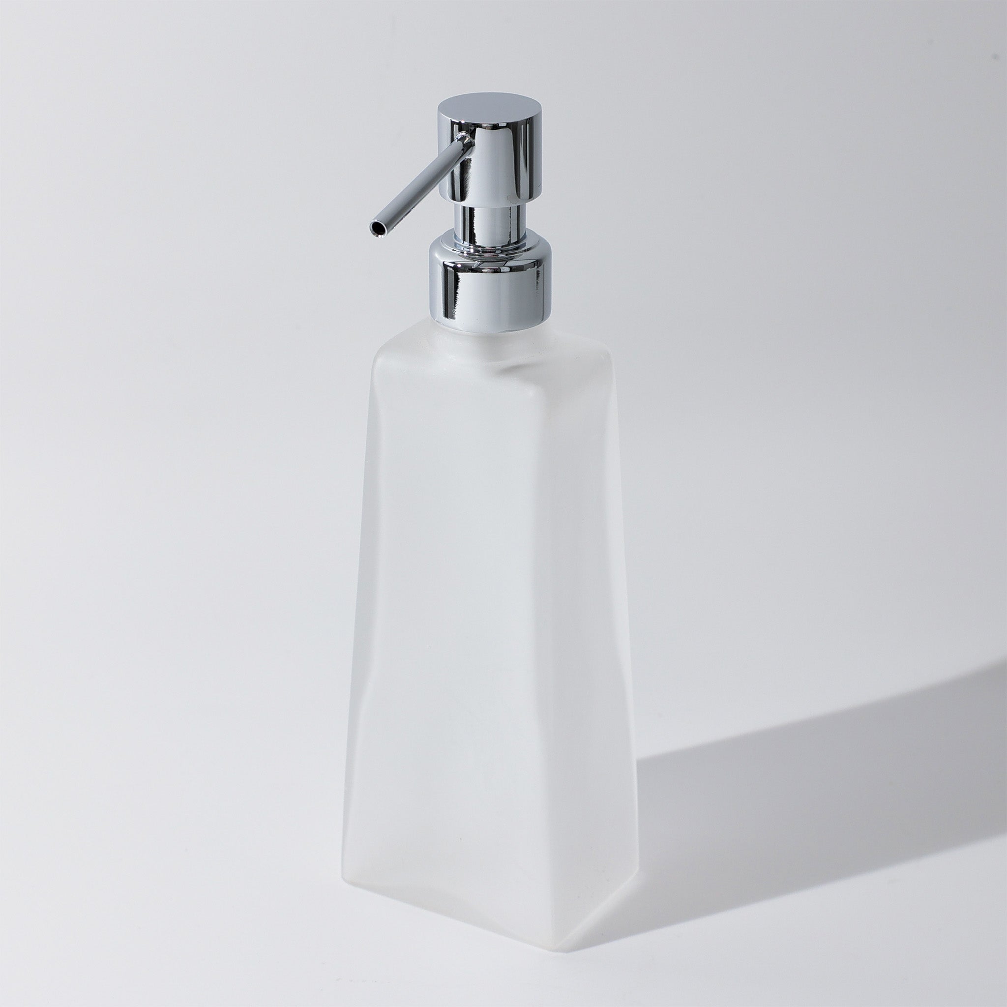 Windisch Seifenspender, satiniertes Glas, verchomter Pumpenkopf, eckig-konische Behälterform