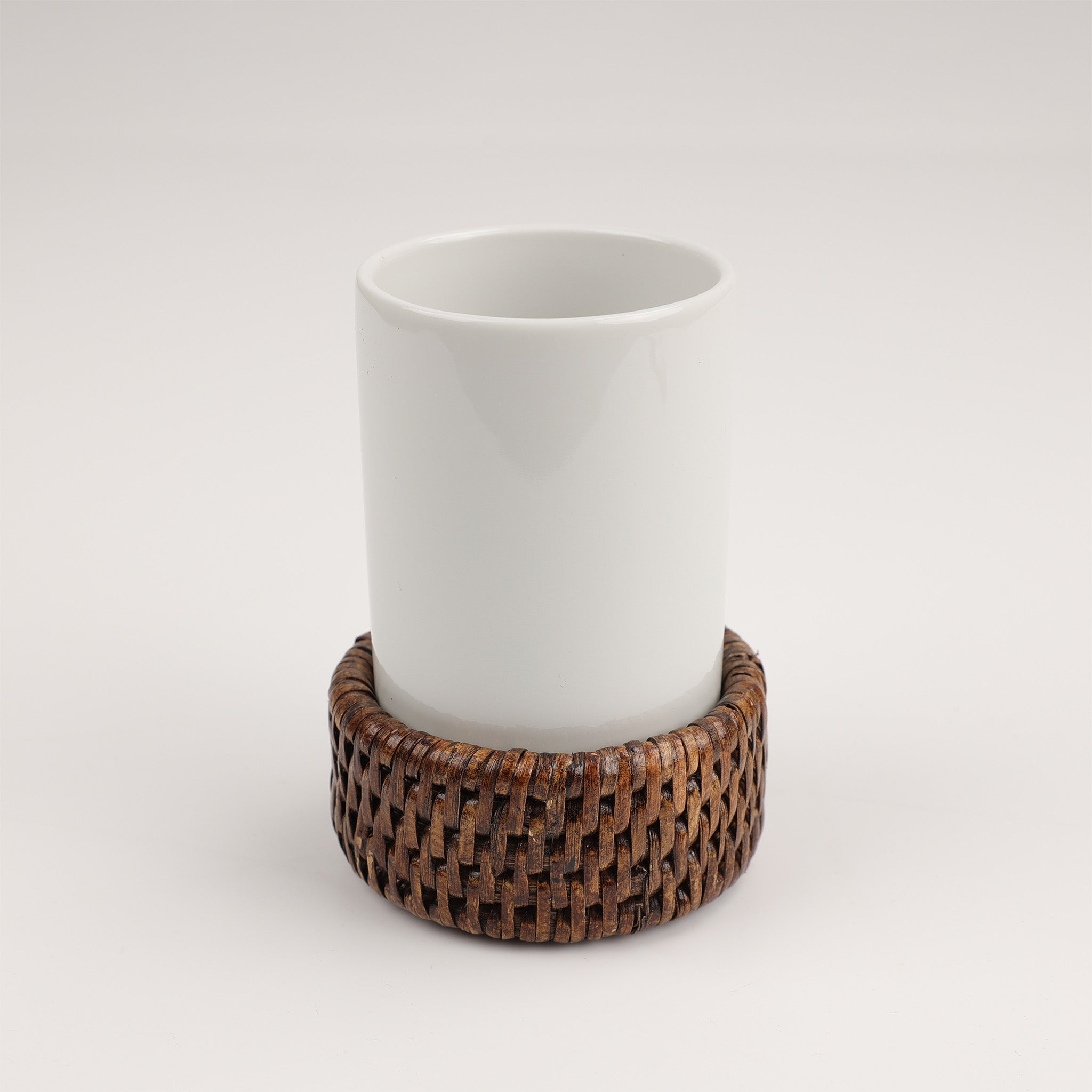 Zahnputzbecher aus Porzellan mit dunklem, handgeflochtenem Rattan-Boden, Decor Walther Basket Kollektion, erhältlich bei dasfeinebad