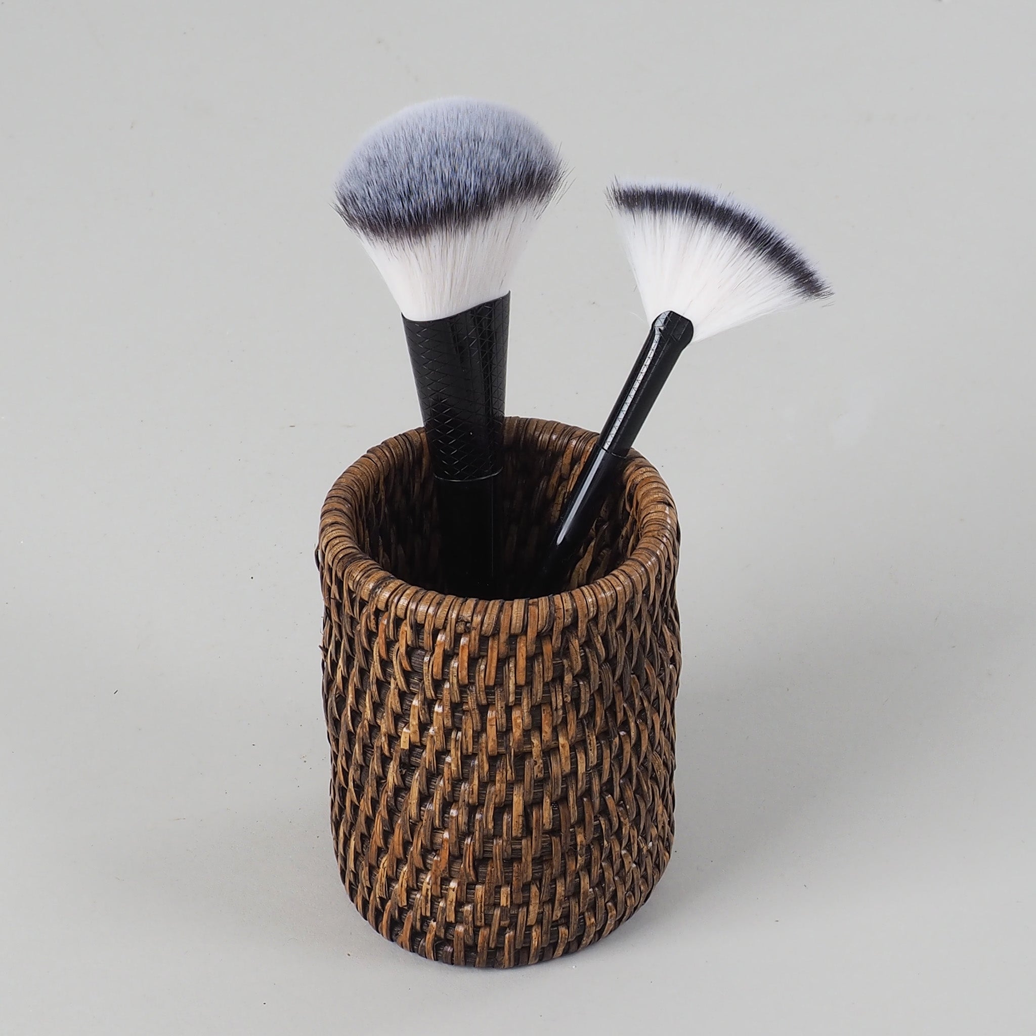 Moderner Mundbecher in dunklem Rattan-Design, ideal für Zahnbürstenaufbewahrung, Decor Walther Basket, dasfeinebad