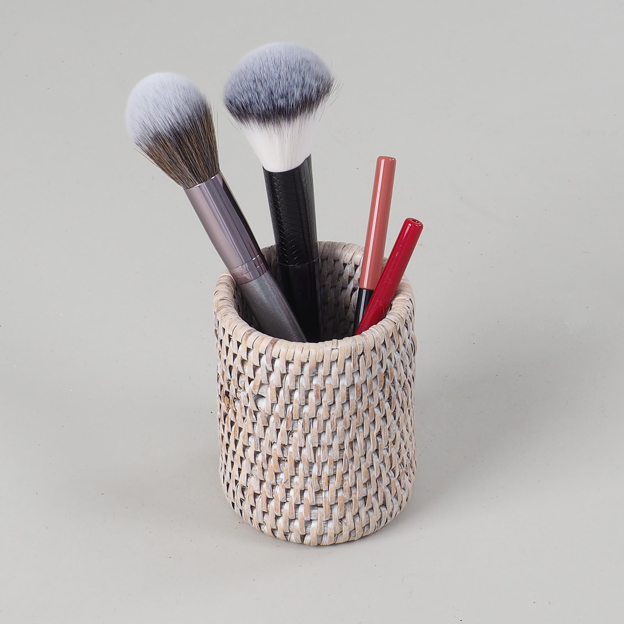 Eleganter Mundbecher in hellem Rattan-Design, langlebig und stilvoll, passend für moderne und klassische Badezimmer, Decor Walther Basket, dasfeinebad
