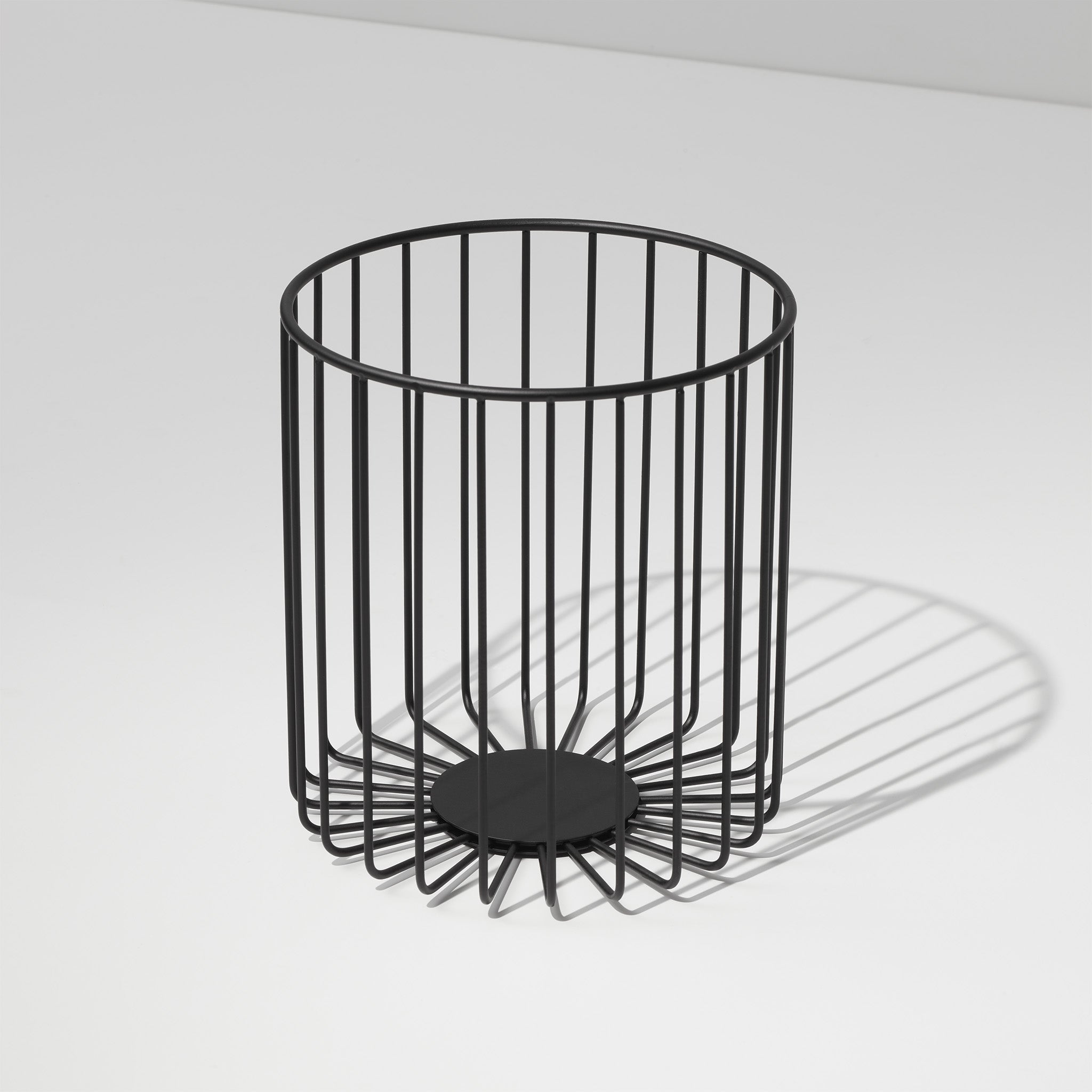Offener, runder Abwurfkorb schwarz matt aus Edelstahl für Handtücher oder Wäsche, zeitloses Badaccessoire von Decor Walther.