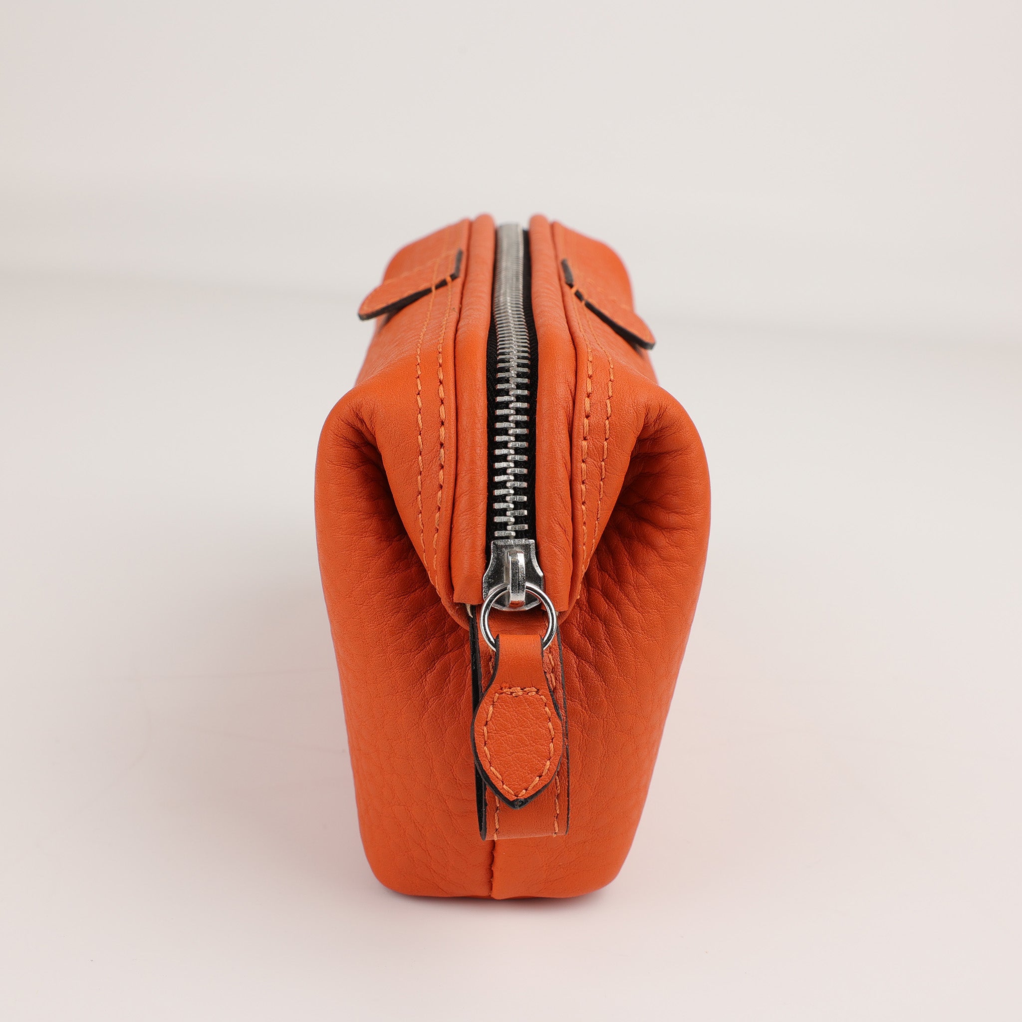 Stilvolle Schminktasche in Orange, gefertigt aus weichem, naturbelassenem Leder, F. Hammann